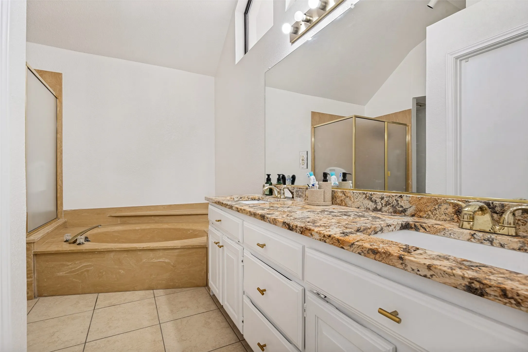 Single Family Residence For Sale in Dallas County , 605 Woodway Lane, Richardson, Texas 75081, 3 Bedroom, 3 Bathroom, 2 Garage spaces, 2,440 Sqft, built in 1984, mls#21346620, Real Estate Agent in Richardson, Homes For Sale in Dallas county, Homes For Sale in Richardson, Realtor in Richardson Texas, Real Estate Brokerage Independent Realty Texas, Luminita Cordes Realtor