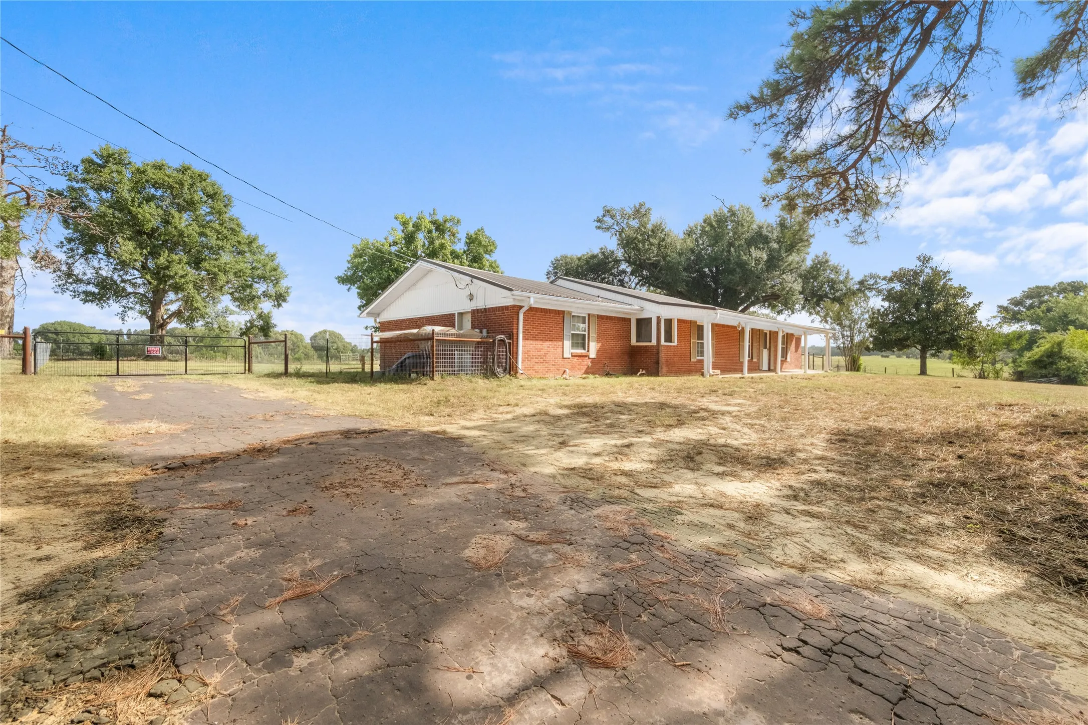 Single Family Residence For Sale in Anderson County , 1310 Spur 324, Tennessee Colony, Texas 75861, 3 Bedroom, 2 Bathroom, 2 Garage spaces, 2,106 Sqft, built in 1963, mls#21346718, Real Estate Agent in Tennessee Colony, Homes For Sale in Anderson county, Homes For Sale in Tennessee Colony, Realtor in Tennessee Colony Texas, Real Estate Brokerage Independent Realty Texas, Luminita Cordes Realtor