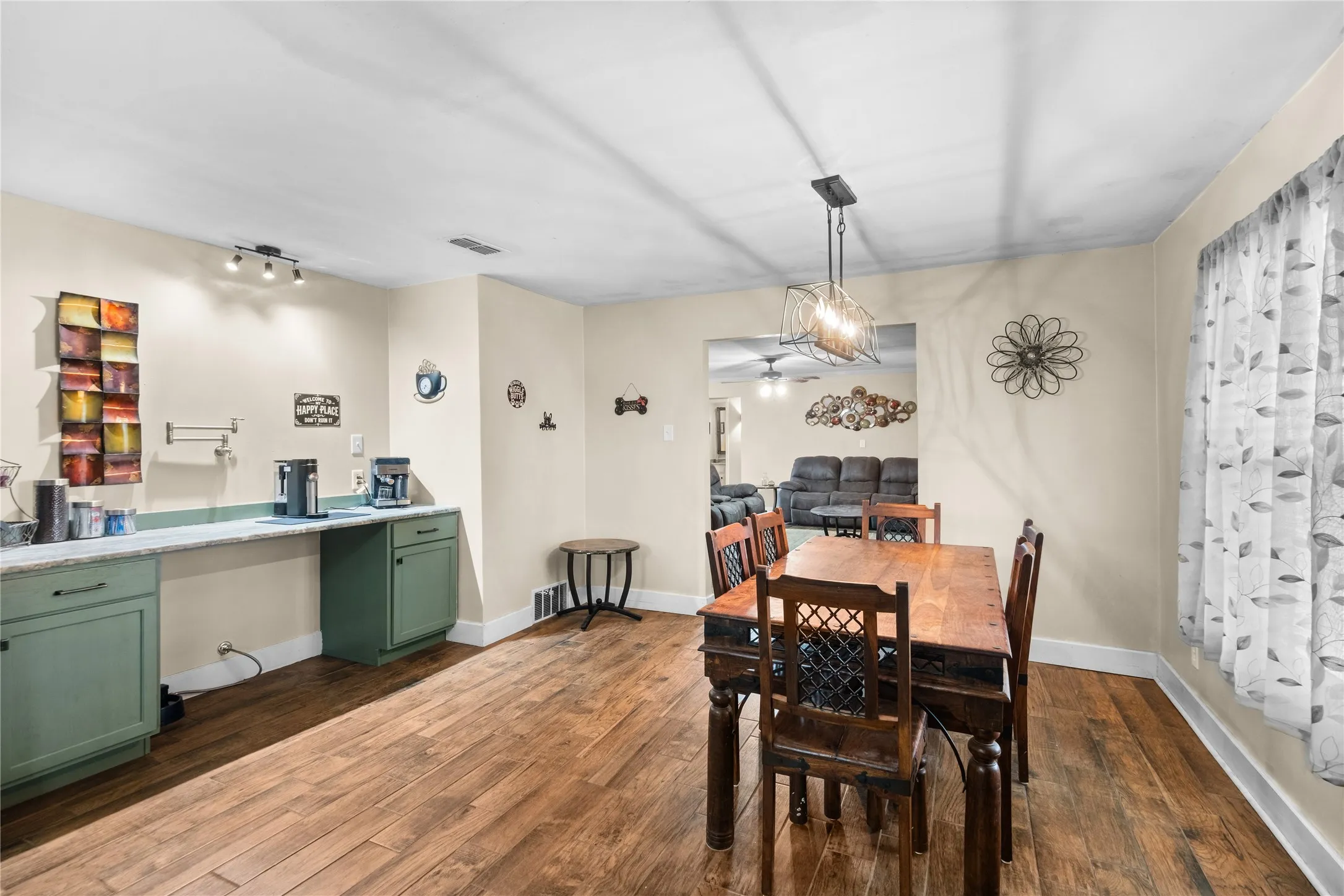 Single Family Residence For Sale in Anderson County , 1310 Spur 324, Tennessee Colony, Texas 75861, 3 Bedroom, 2 Bathroom, 2 Garage spaces, 2,106 Sqft, built in 1963, mls#21346718, Real Estate Agent in Tennessee Colony, Homes For Sale in Anderson county, Homes For Sale in Tennessee Colony, Realtor in Tennessee Colony Texas, Real Estate Brokerage Independent Realty Texas, Luminita Cordes Realtor