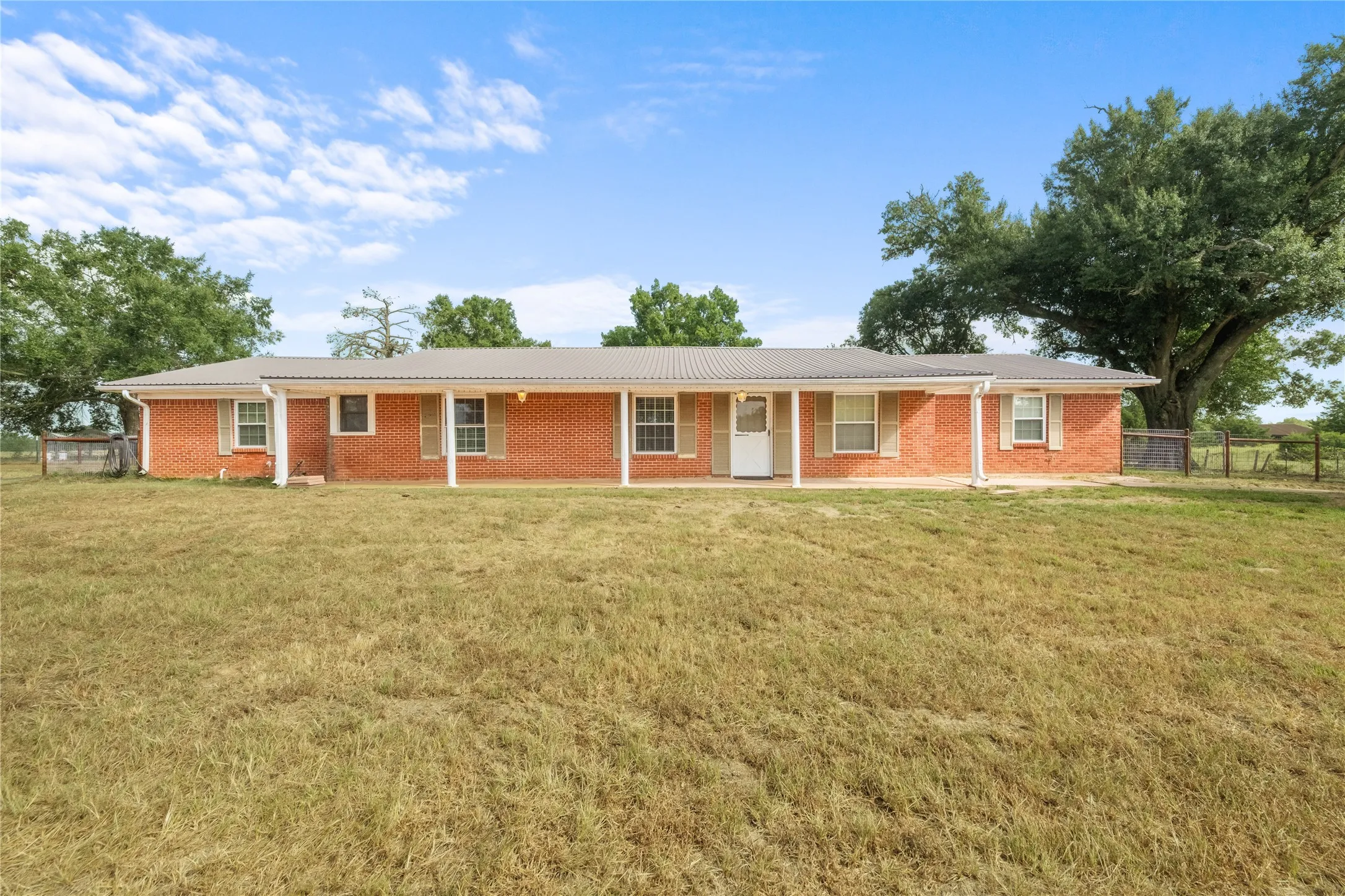 Single Family Residence For Sale in Anderson County , 1310 Spur 324, Tennessee Colony, Texas 75861, 3 Bedroom, 2 Bathroom, 2 Garage spaces, 2,106 Sqft, built in 1963, mls#21346718, Real Estate Agent in Tennessee Colony, Homes For Sale in Anderson county, Homes For Sale in Tennessee Colony, Realtor in Tennessee Colony Texas, Real Estate Brokerage Independent Realty Texas, Luminita Cordes Realtor