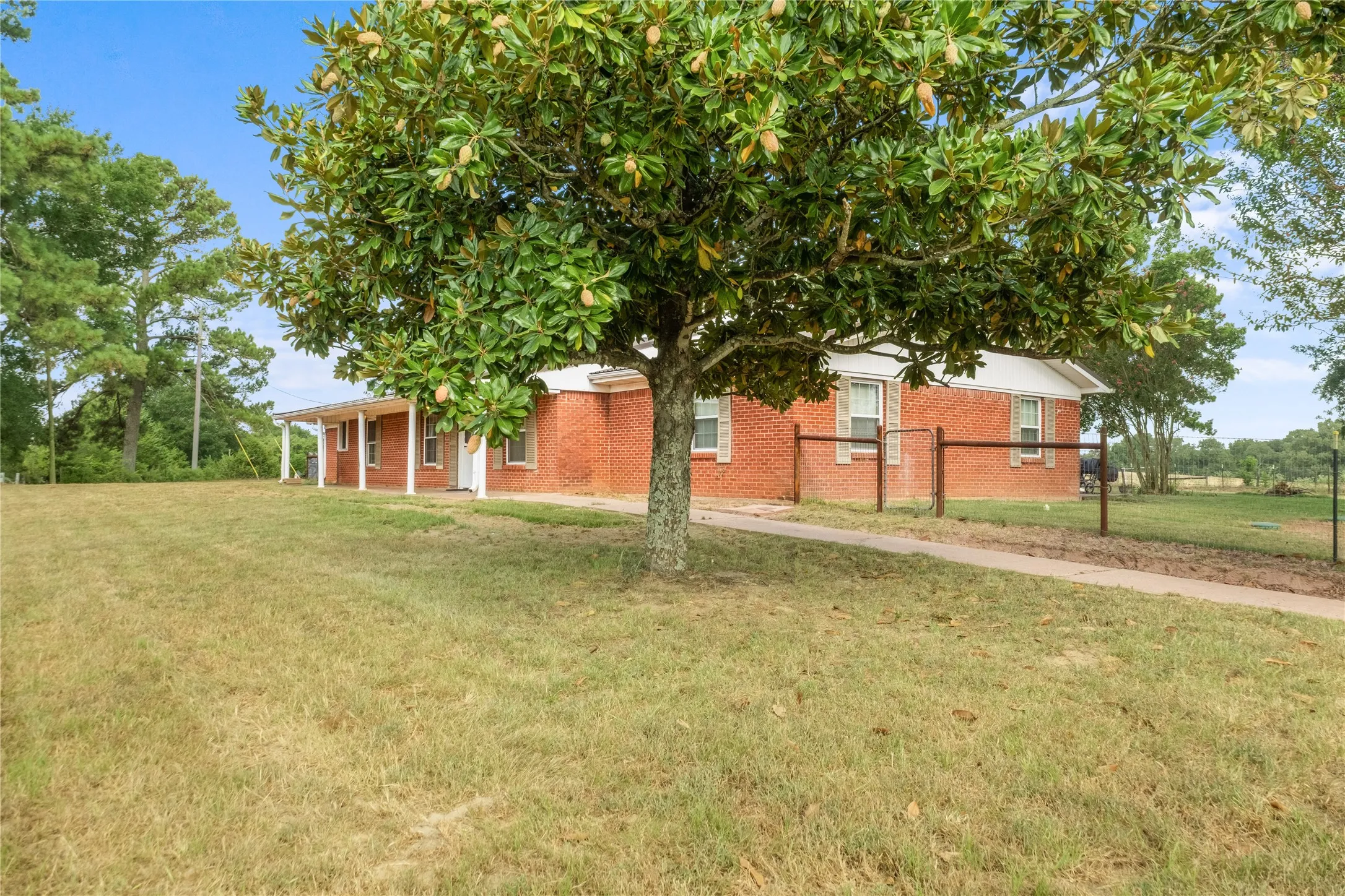 Single Family Residence For Sale in Anderson County , 1310 Spur 324, Tennessee Colony, Texas 75861, 3 Bedroom, 2 Bathroom, 2 Garage spaces, 2,106 Sqft, built in 1963, mls#21346718, Real Estate Agent in Tennessee Colony, Homes For Sale in Anderson county, Homes For Sale in Tennessee Colony, Realtor in Tennessee Colony Texas, Real Estate Brokerage Independent Realty Texas, Luminita Cordes Realtor