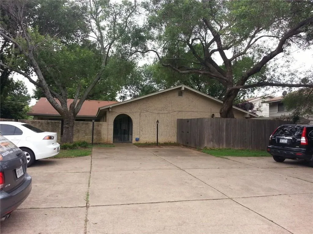 Duplex For Rent in Tarrant County , 1724 W Sanford Street C, Arlington, Texas 76012, 1 Bedroom, 1 Bathroom, Garage spaces, 620 Sqft, built in 1970, mls#21346735, Real Estate Agent in Arlington, Homes For Rent in Tarrant county, Homes For Rent in Arlington, Realtor in Arlington Texas, Real Estate Brokerage Independent Realty Texas, Luminita Cordes Realtor