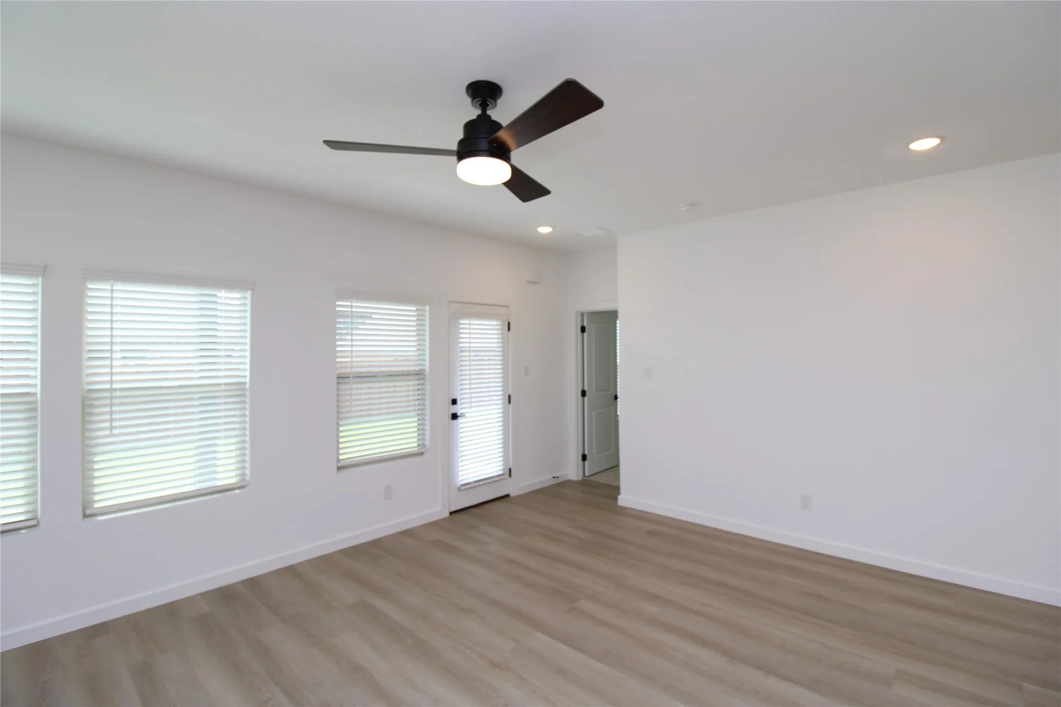 Single Family Residence For Rent in Grayson County , 509 Ridgewood Drive, Van Alstyne, Texas 75495, 5 Bedroom, 3 Bathroom, 2 Garage spaces, 2,659 Sqft, built in 2024, mls#21346731, Real Estate Agent in Van Alstyne, Homes For Rent in Grayson county, Homes For Rent in Van Alstyne, Realtor in Van Alstyne Texas, Real Estate Brokerage Independent Realty Texas, Luminita Cordes Realtor