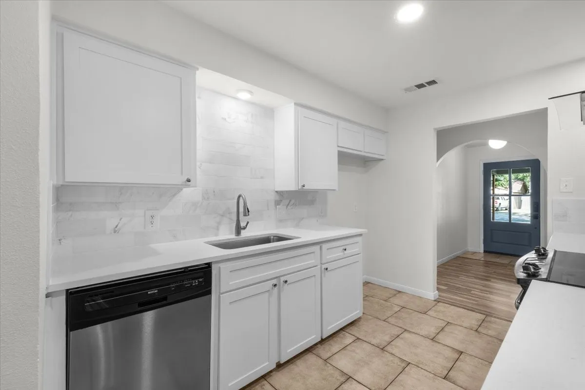 Single Family Residence For Sale in Tarrant County , 6504 Massey Court, North Richland Hills, Texas 76182, 3 Bedroom, 2 Bathroom, Garage spaces, 1,466 Sqft, built in 1977, mls#21346597, Real Estate Agent in North Richland Hills, Homes For Sale in Tarrant county, Homes For Sale in North Richland Hills, Realtor in North Richland Hills Texas, Real Estate Brokerage Independent Realty Texas, Luminita Cordes Realtor