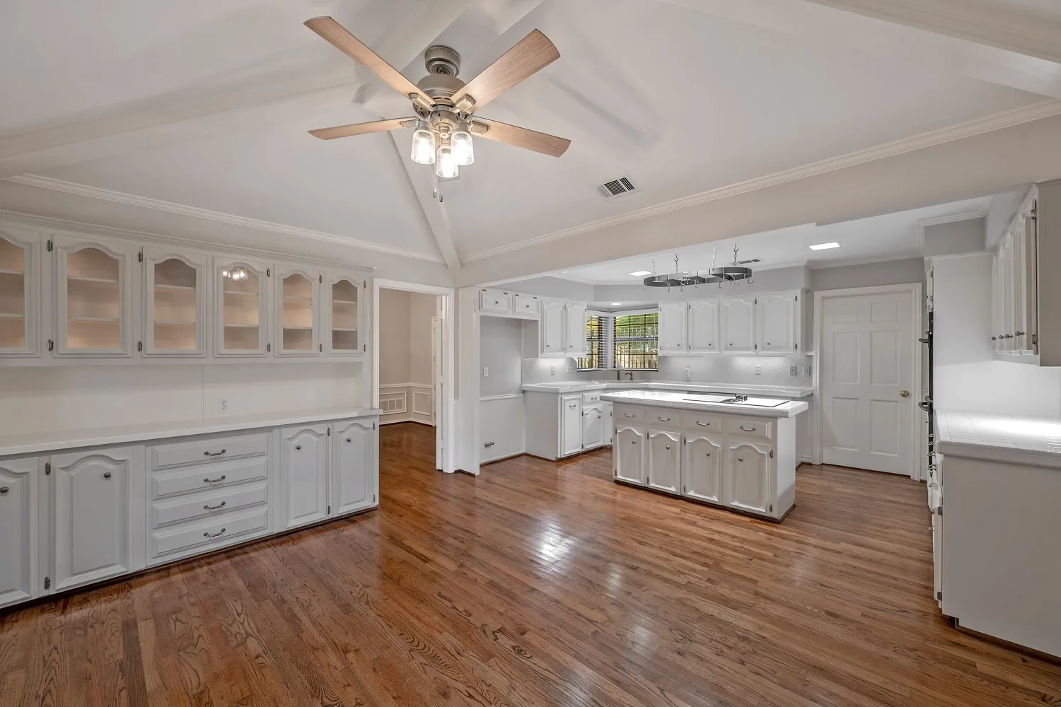 Single Family Residence For Sale in Dallas County , 7723 Pennyburn Drive, Dallas, Texas 75248, 5 Bedroom, 4 Bathroom, 3 Garage spaces, 3,412 Sqft, built in 1979, mls#21346100, Real Estate Agent in Dallas, Homes For Sale in Dallas county, Homes For Sale in Dallas, Realtor in Dallas Texas, Real Estate Brokerage Independent Realty Texas, Luminita Cordes Realtor