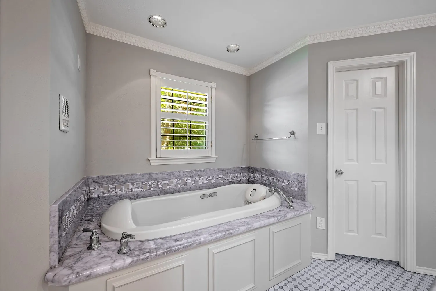 Single Family Residence For Sale in Dallas County , 7723 Pennyburn Drive, Dallas, Texas 75248, 5 Bedroom, 4 Bathroom, 3 Garage spaces, 3,412 Sqft, built in 1979, mls#21346100, Real Estate Agent in Dallas, Homes For Sale in Dallas county, Homes For Sale in Dallas, Realtor in Dallas Texas, Real Estate Brokerage Independent Realty Texas, Luminita Cordes Realtor