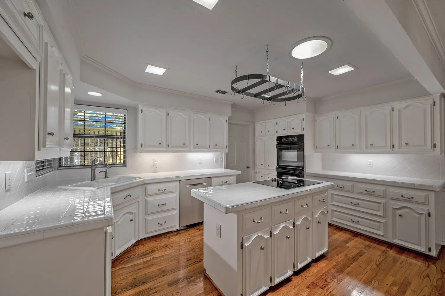 Single Family Residence For Sale in Dallas County , 7723 Pennyburn Drive, Dallas, Texas 75248, 5 Bedroom, 4 Bathroom, 3 Garage spaces, 3,412 Sqft, built in 1979, mls#21346100, Real Estate Agent in Dallas, Homes For Sale in Dallas county, Homes For Sale in Dallas, Realtor in Dallas Texas, Real Estate Brokerage Independent Realty Texas, Luminita Cordes Realtor