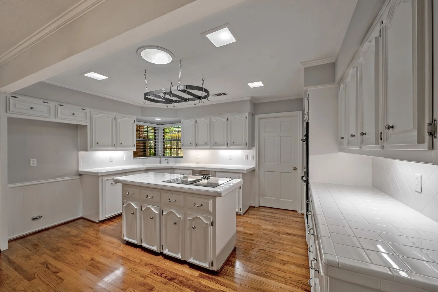 Single Family Residence For Sale in Dallas County , 7723 Pennyburn Drive, Dallas, Texas 75248, 5 Bedroom, 4 Bathroom, 3 Garage spaces, 3,412 Sqft, built in 1979, mls#21346100, Real Estate Agent in Dallas, Homes For Sale in Dallas county, Homes For Sale in Dallas, Realtor in Dallas Texas, Real Estate Brokerage Independent Realty Texas, Luminita Cordes Realtor