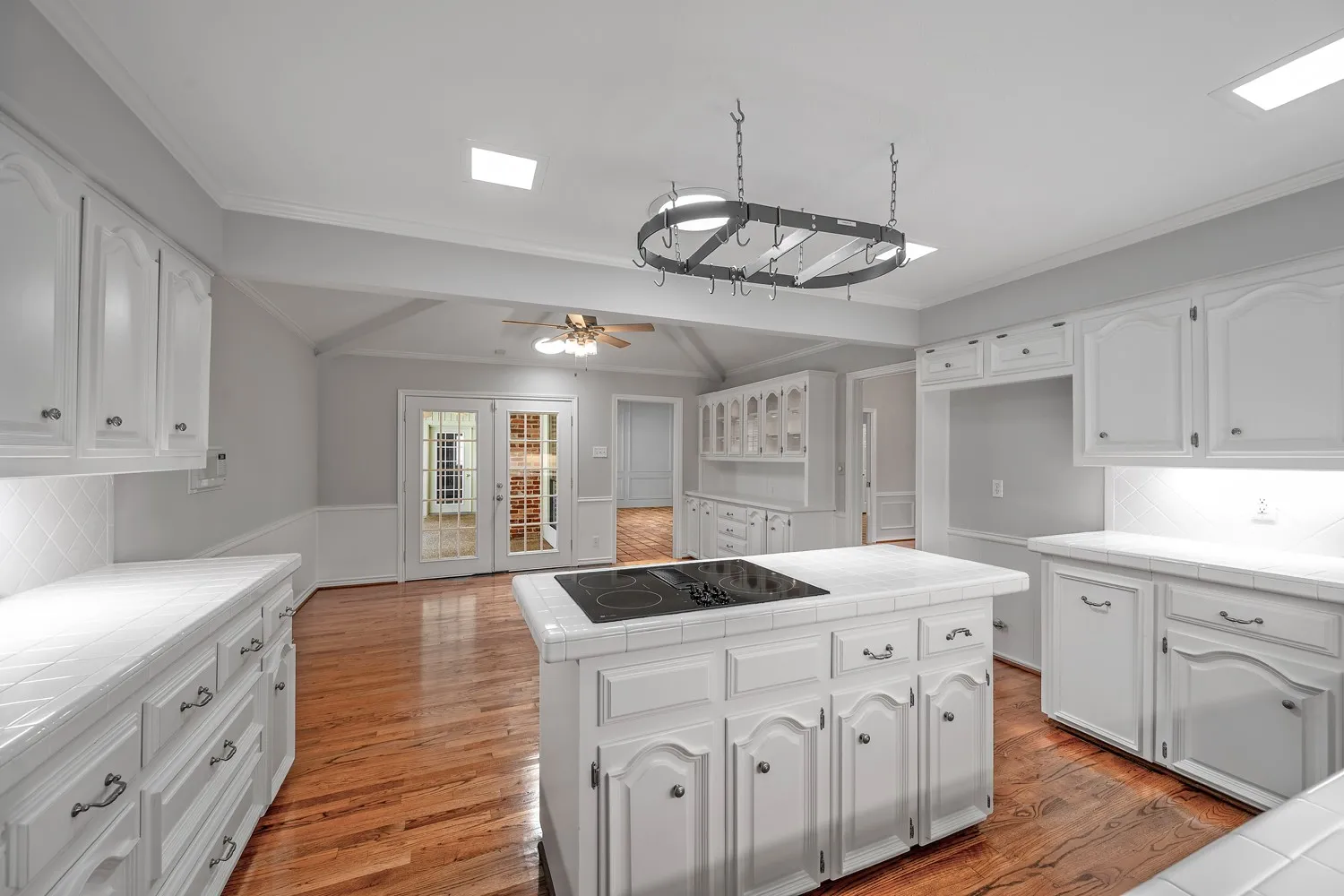 Single Family Residence For Sale in Dallas County , 7723 Pennyburn Drive, Dallas, Texas 75248, 5 Bedroom, 4 Bathroom, 3 Garage spaces, 3,412 Sqft, built in 1979, mls#21346100, Real Estate Agent in Dallas, Homes For Sale in Dallas county, Homes For Sale in Dallas, Realtor in Dallas Texas, Real Estate Brokerage Independent Realty Texas, Luminita Cordes Realtor
