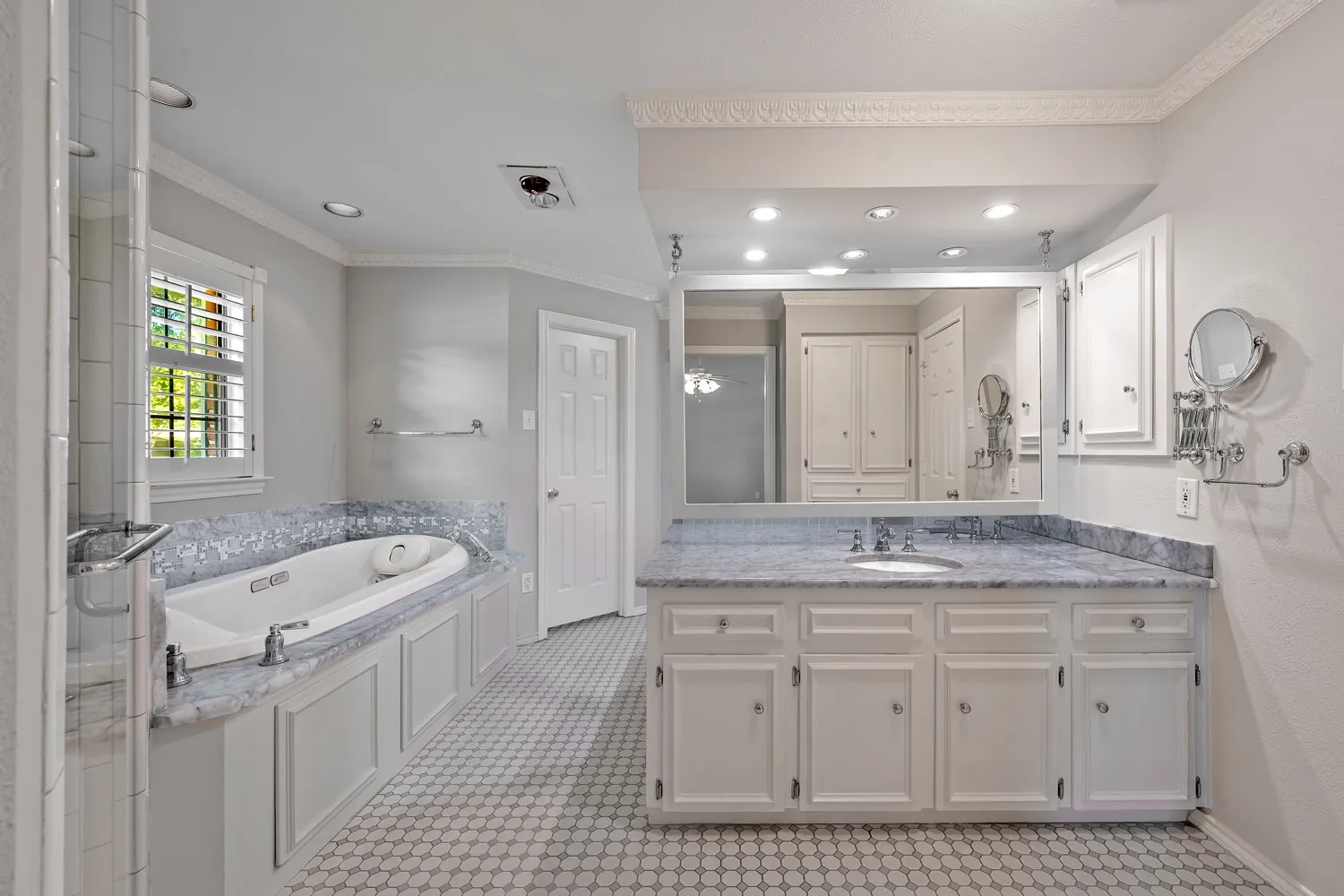 Single Family Residence For Sale in Dallas County , 7723 Pennyburn Drive, Dallas, Texas 75248, 5 Bedroom, 4 Bathroom, 3 Garage spaces, 3,412 Sqft, built in 1979, mls#21346100, Real Estate Agent in Dallas, Homes For Sale in Dallas county, Homes For Sale in Dallas, Realtor in Dallas Texas, Real Estate Brokerage Independent Realty Texas, Luminita Cordes Realtor