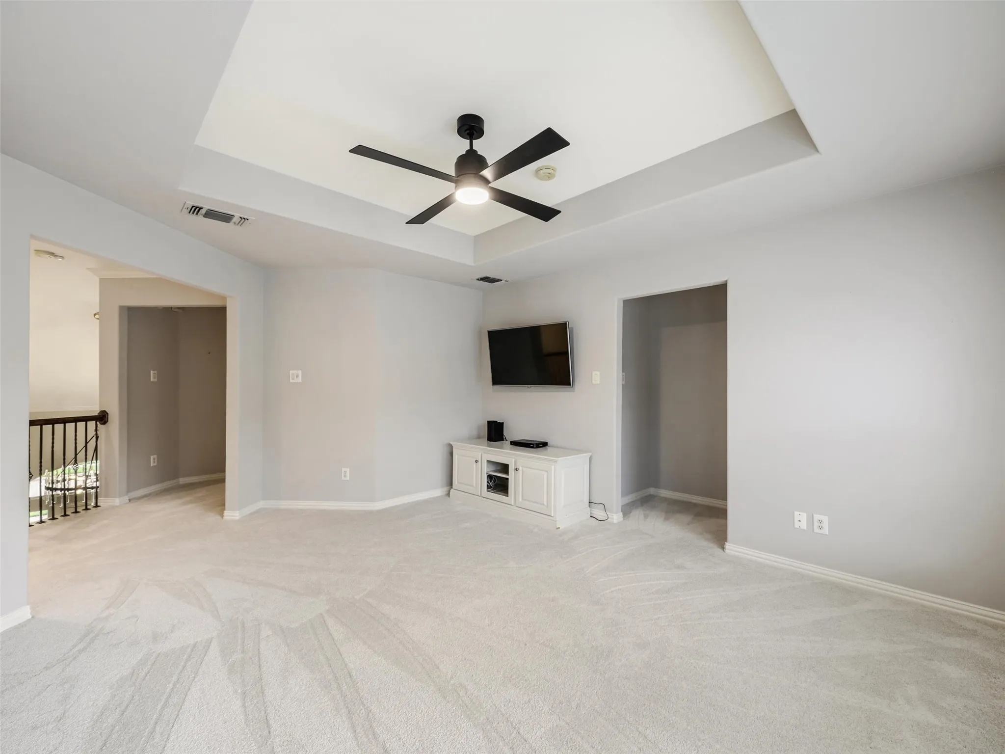 Recessed tray ceiling with a ceiling fan