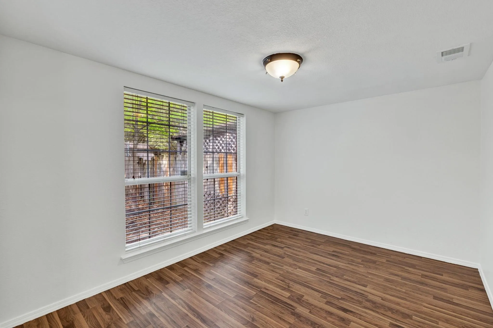 Condominium For Sale in Dallas County , 3209 Whatley Drive, Garland, Texas 75043, 3 Bedroom, 3 Bathroom, 2 Garage spaces, 1,336 Sqft, built in 1984, mls#21344745, Real Estate Agent in Garland, Homes For Sale in Dallas county, Homes For Sale in Garland, Realtor in Garland Texas, Real Estate Brokerage Independent Realty Texas, Luminita Cordes Realtor
