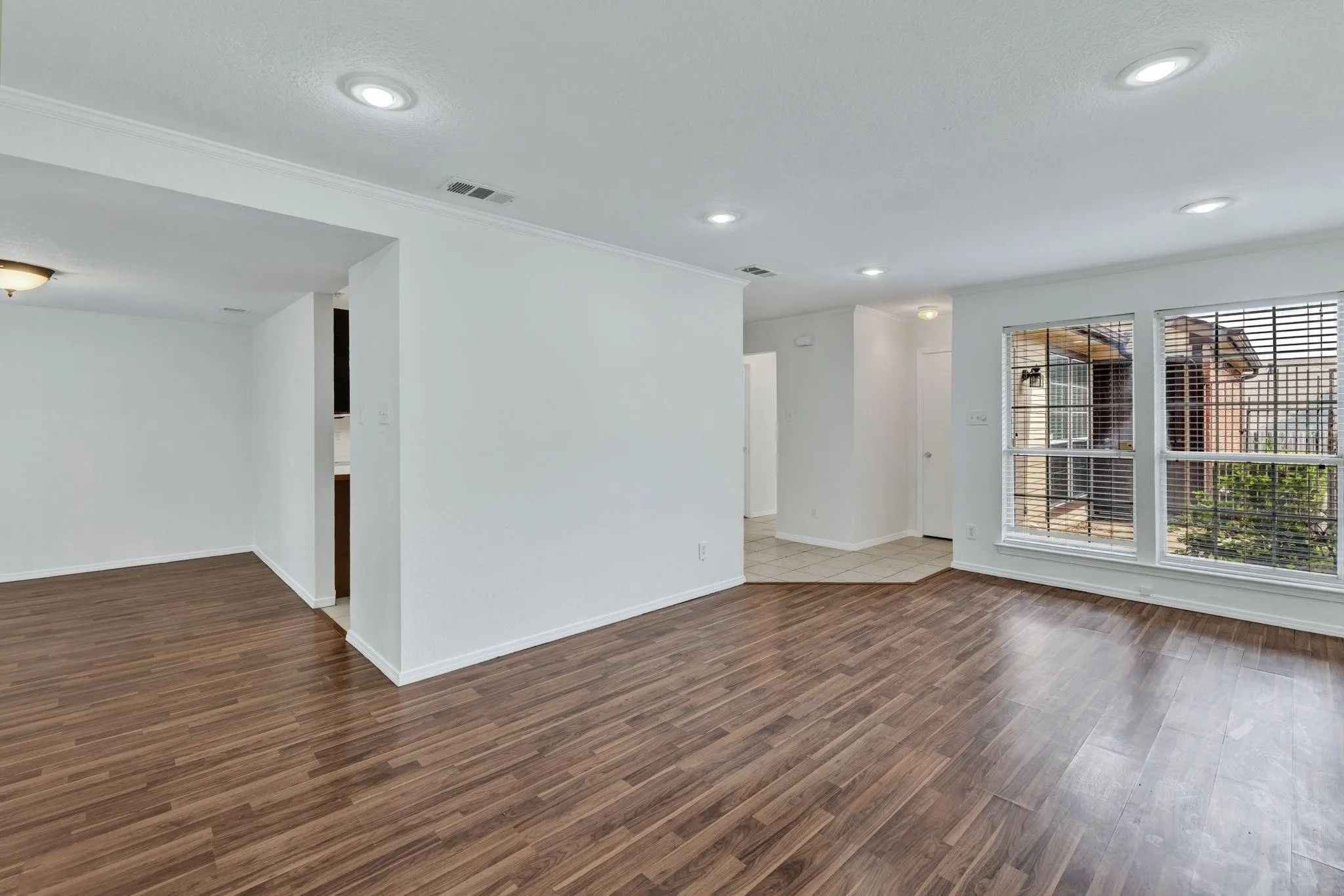 Condominium For Sale in Dallas County , 3209 Whatley Drive, Garland, Texas 75043, 3 Bedroom, 3 Bathroom, 2 Garage spaces, 1,336 Sqft, built in 1984, mls#21344745, Real Estate Agent in Garland, Homes For Sale in Dallas county, Homes For Sale in Garland, Realtor in Garland Texas, Real Estate Brokerage Independent Realty Texas, Luminita Cordes Realtor