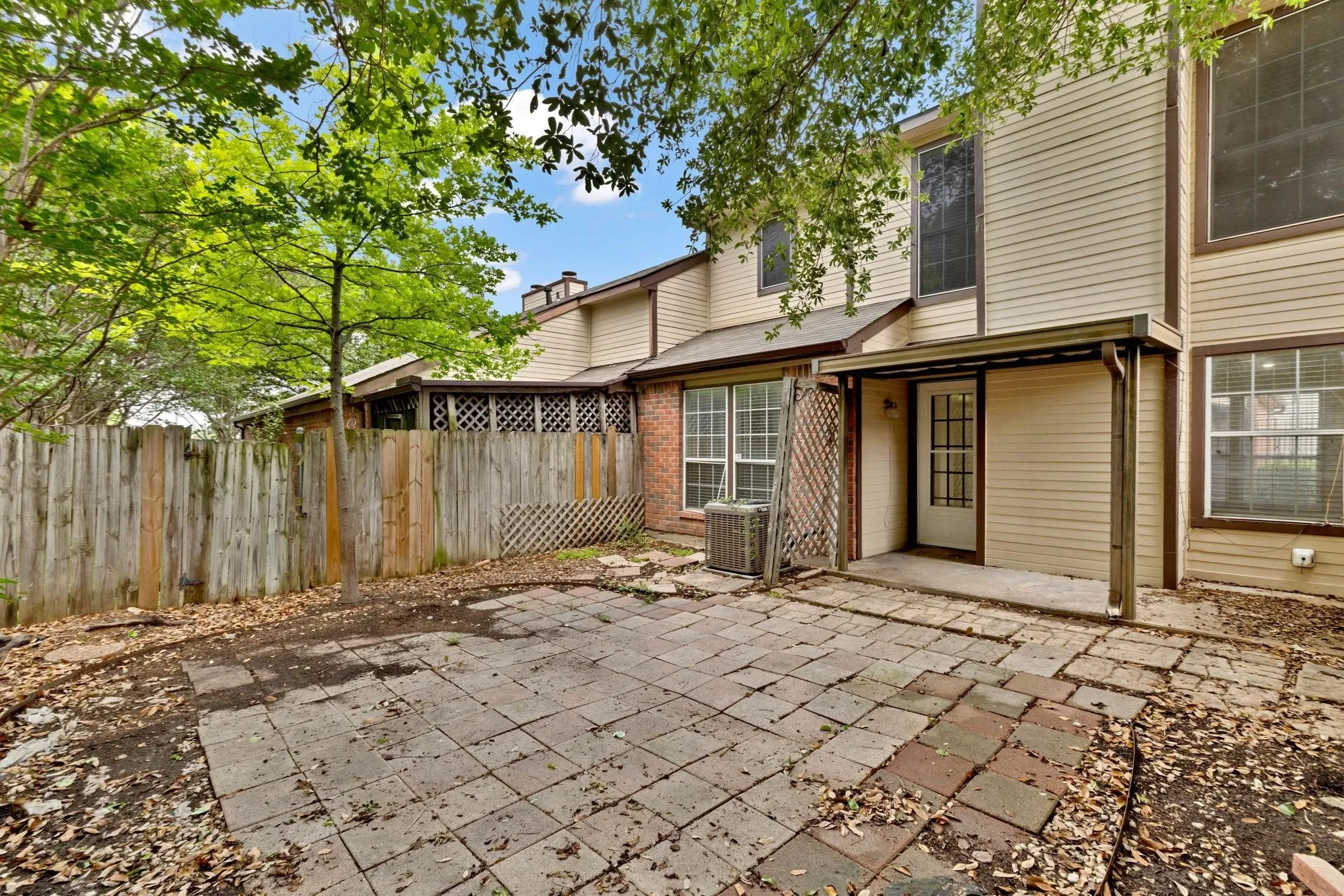 Condominium For Sale in Dallas County , 3209 Whatley Drive, Garland, Texas 75043, 3 Bedroom, 3 Bathroom, 2 Garage spaces, 1,336 Sqft, built in 1984, mls#21344745, Real Estate Agent in Garland, Homes For Sale in Dallas county, Homes For Sale in Garland, Realtor in Garland Texas, Real Estate Brokerage Independent Realty Texas, Luminita Cordes Realtor