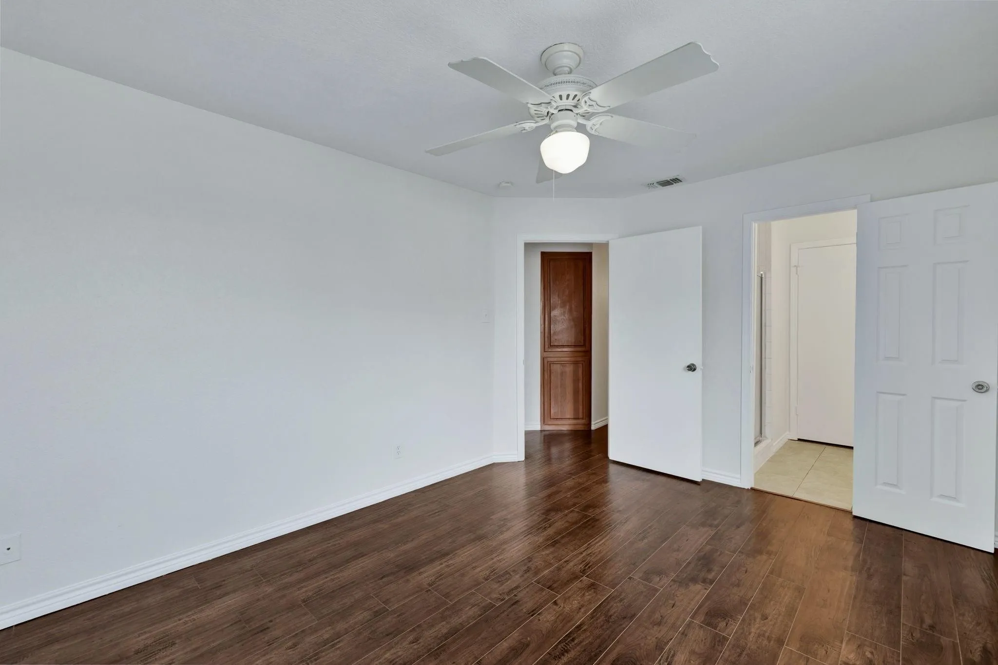 Condominium For Sale in Dallas County , 3209 Whatley Drive, Garland, Texas 75043, 3 Bedroom, 3 Bathroom, 2 Garage spaces, 1,336 Sqft, built in 1984, mls#21344745, Real Estate Agent in Garland, Homes For Sale in Dallas county, Homes For Sale in Garland, Realtor in Garland Texas, Real Estate Brokerage Independent Realty Texas, Luminita Cordes Realtor