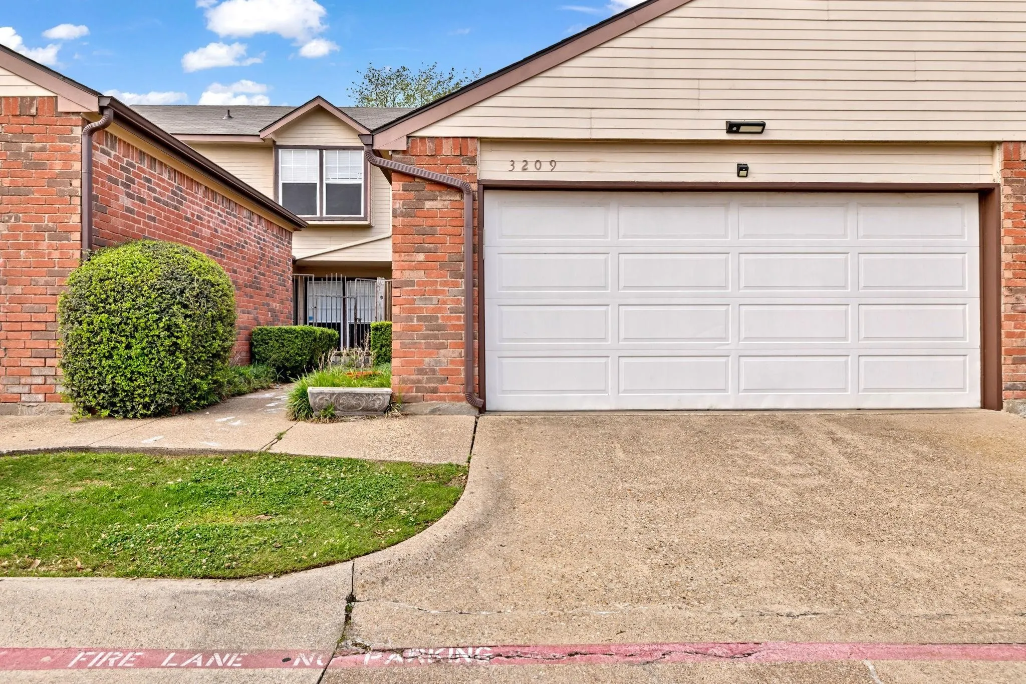 Condominium For Sale in Dallas County , 3209 Whatley Drive, Garland, Texas 75043, 3 Bedroom, 3 Bathroom, 2 Garage spaces, 1,336 Sqft, built in 1984, mls#21344745, Real Estate Agent in Garland, Homes For Sale in Dallas county, Homes For Sale in Garland, Realtor in Garland Texas, Real Estate Brokerage Independent Realty Texas, Luminita Cordes Realtor