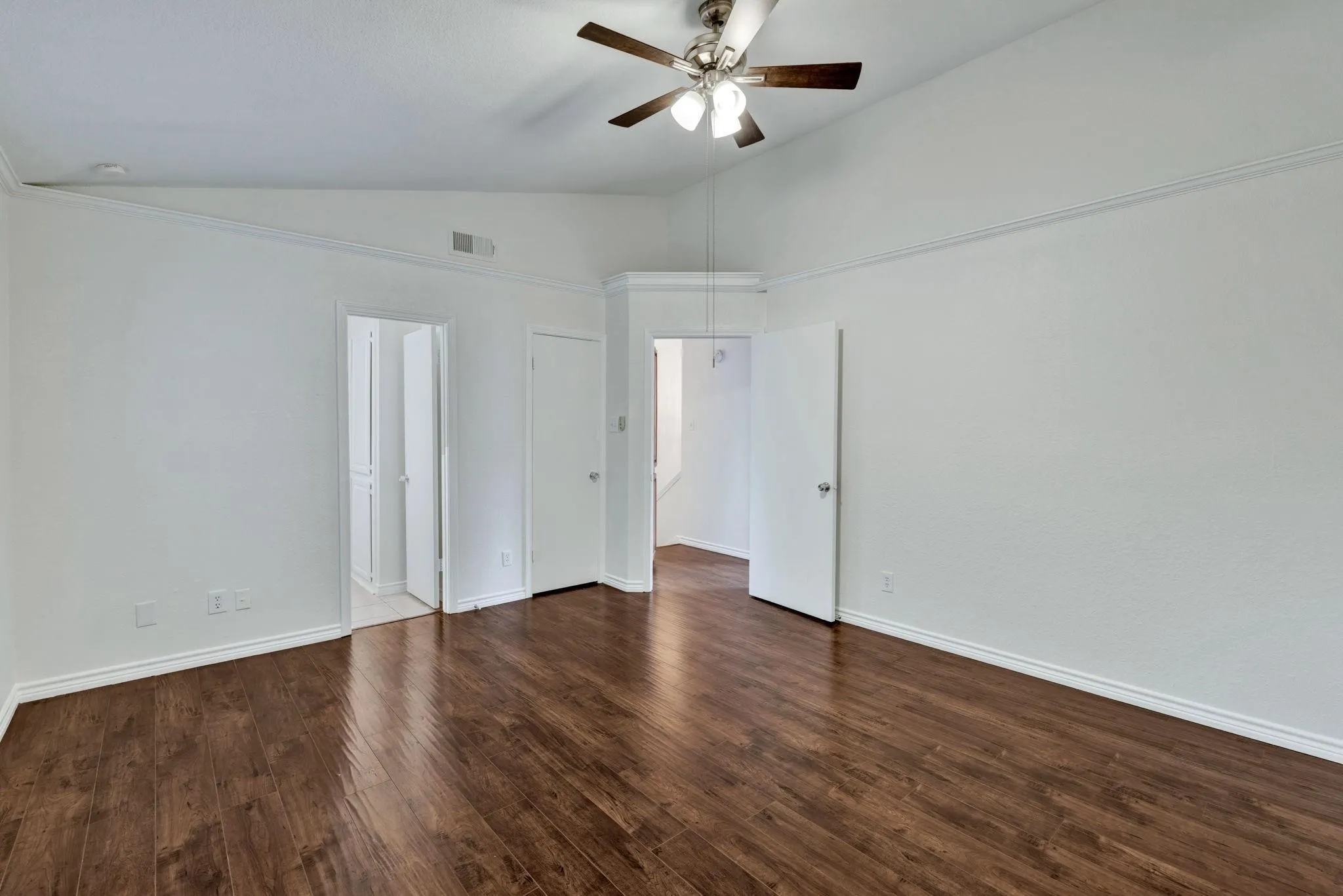 Condominium For Sale in Dallas County , 3209 Whatley Drive, Garland, Texas 75043, 3 Bedroom, 3 Bathroom, 2 Garage spaces, 1,336 Sqft, built in 1984, mls#21344745, Real Estate Agent in Garland, Homes For Sale in Dallas county, Homes For Sale in Garland, Realtor in Garland Texas, Real Estate Brokerage Independent Realty Texas, Luminita Cordes Realtor