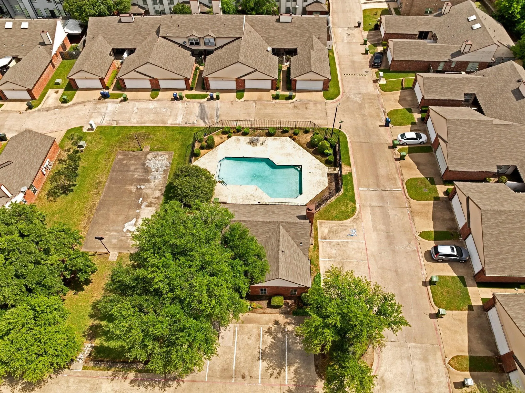 Condominium For Sale in Dallas County , 3209 Whatley Drive, Garland, Texas 75043, 3 Bedroom, 3 Bathroom, 2 Garage spaces, 1,336 Sqft, built in 1984, mls#21344745, Real Estate Agent in Garland, Homes For Sale in Dallas county, Homes For Sale in Garland, Realtor in Garland Texas, Real Estate Brokerage Independent Realty Texas, Luminita Cordes Realtor