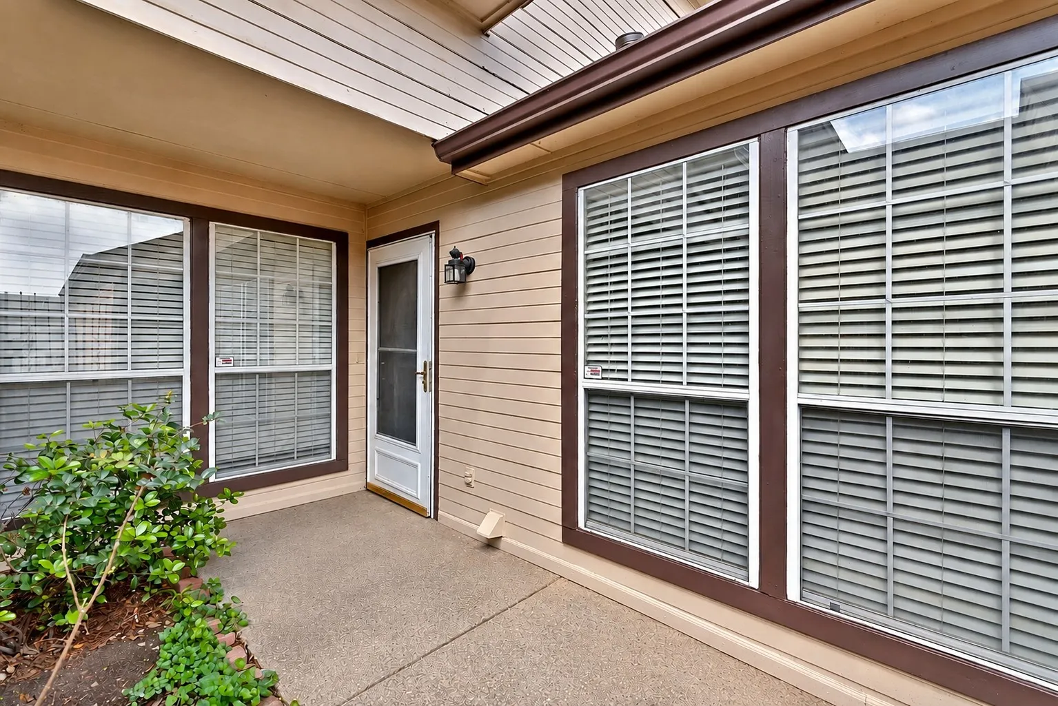 Condominium For Sale in Dallas County , 3209 Whatley Drive, Garland, Texas 75043, 3 Bedroom, 3 Bathroom, 2 Garage spaces, 1,336 Sqft, built in 1984, mls#21344745, Real Estate Agent in Garland, Homes For Sale in Dallas county, Homes For Sale in Garland, Realtor in Garland Texas, Real Estate Brokerage Independent Realty Texas, Luminita Cordes Realtor