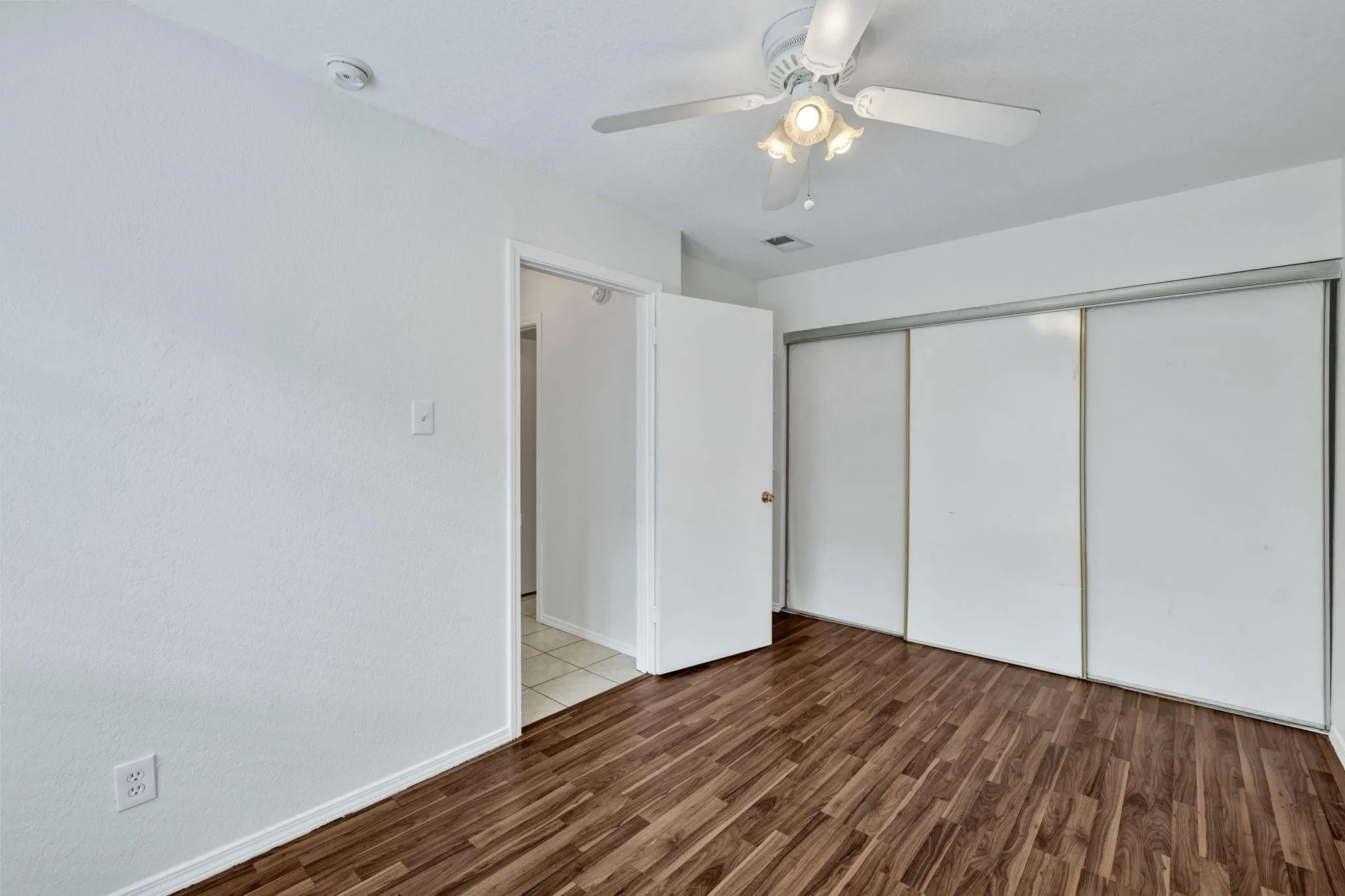 Condominium For Sale in Dallas County , 3209 Whatley Drive, Garland, Texas 75043, 3 Bedroom, 3 Bathroom, 2 Garage spaces, 1,336 Sqft, built in 1984, mls#21344745, Real Estate Agent in Garland, Homes For Sale in Dallas county, Homes For Sale in Garland, Realtor in Garland Texas, Real Estate Brokerage Independent Realty Texas, Luminita Cordes Realtor