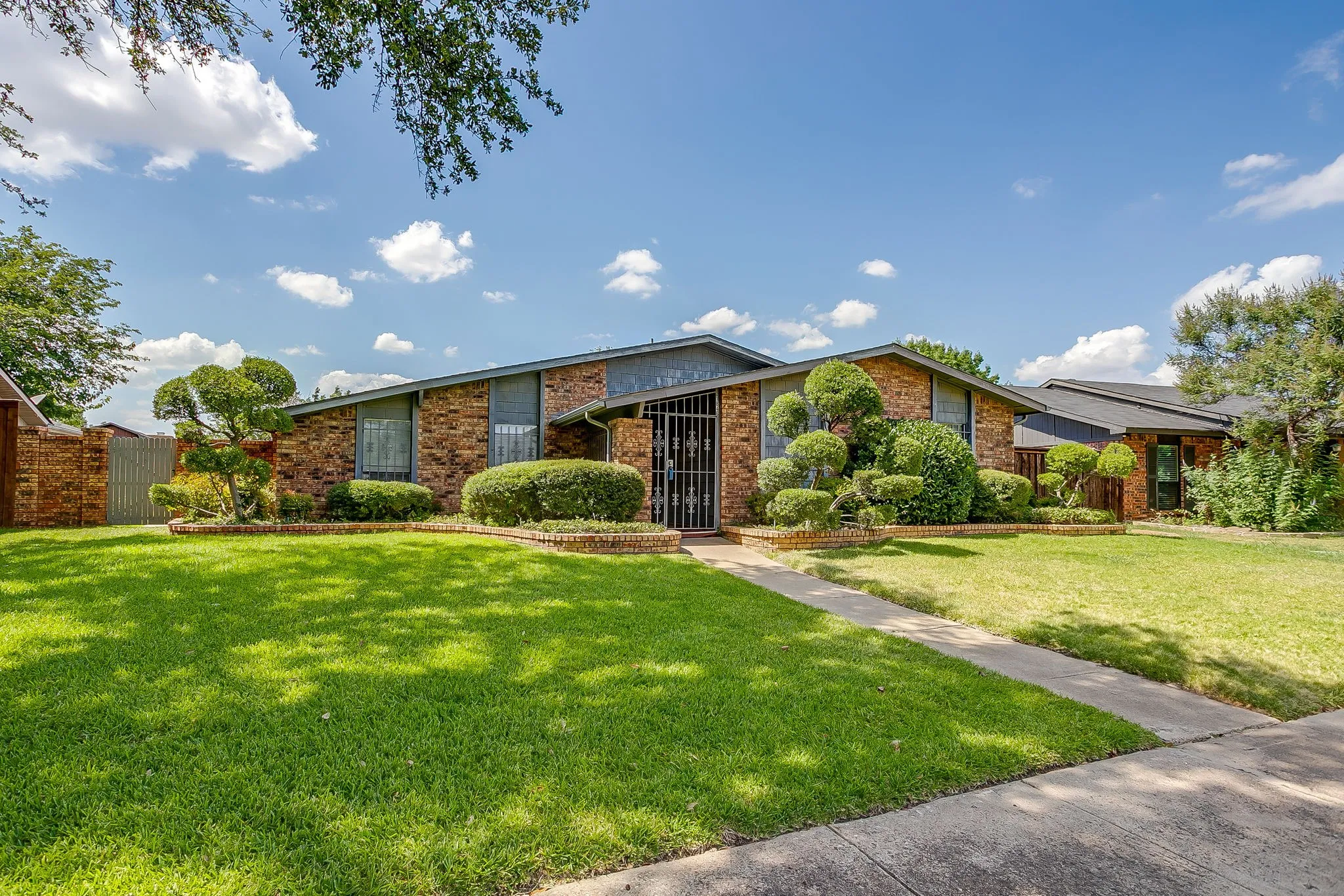 Single Family Residence For Sale in Dallas County , 1846 Lewis Trail, Grand Prairie, Texas 75052, 3 Bedroom, 2 Bathroom, 2 Garage spaces, 2,030 Sqft, built in 1979, mls#21345769, Real Estate Agent in Grand Prairie, Homes For Sale in Dallas county, Homes For Sale in Grand Prairie, Realtor in Grand Prairie Texas, Real Estate Brokerage Independent Realty Texas, Luminita Cordes Realtor