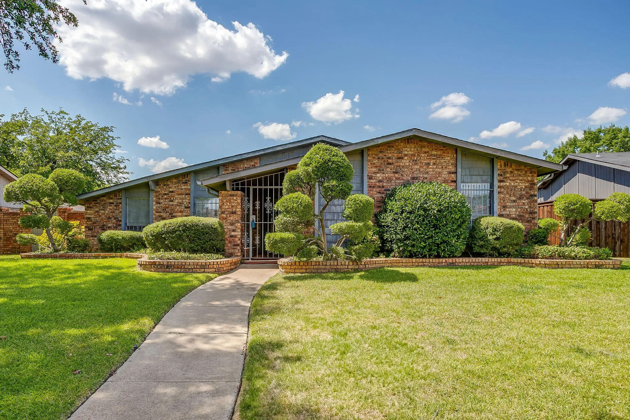Single Family Residence For Sale in Dallas County , 1846 Lewis Trail, Grand Prairie, Texas 75052, 3 Bedroom, 2 Bathroom, 2 Garage spaces, 2,030 Sqft, built in 1979, mls#21345769, Real Estate Agent in Grand Prairie, Homes For Sale in Dallas county, Homes For Sale in Grand Prairie, Realtor in Grand Prairie Texas, Real Estate Brokerage Independent Realty Texas, Luminita Cordes Realtor