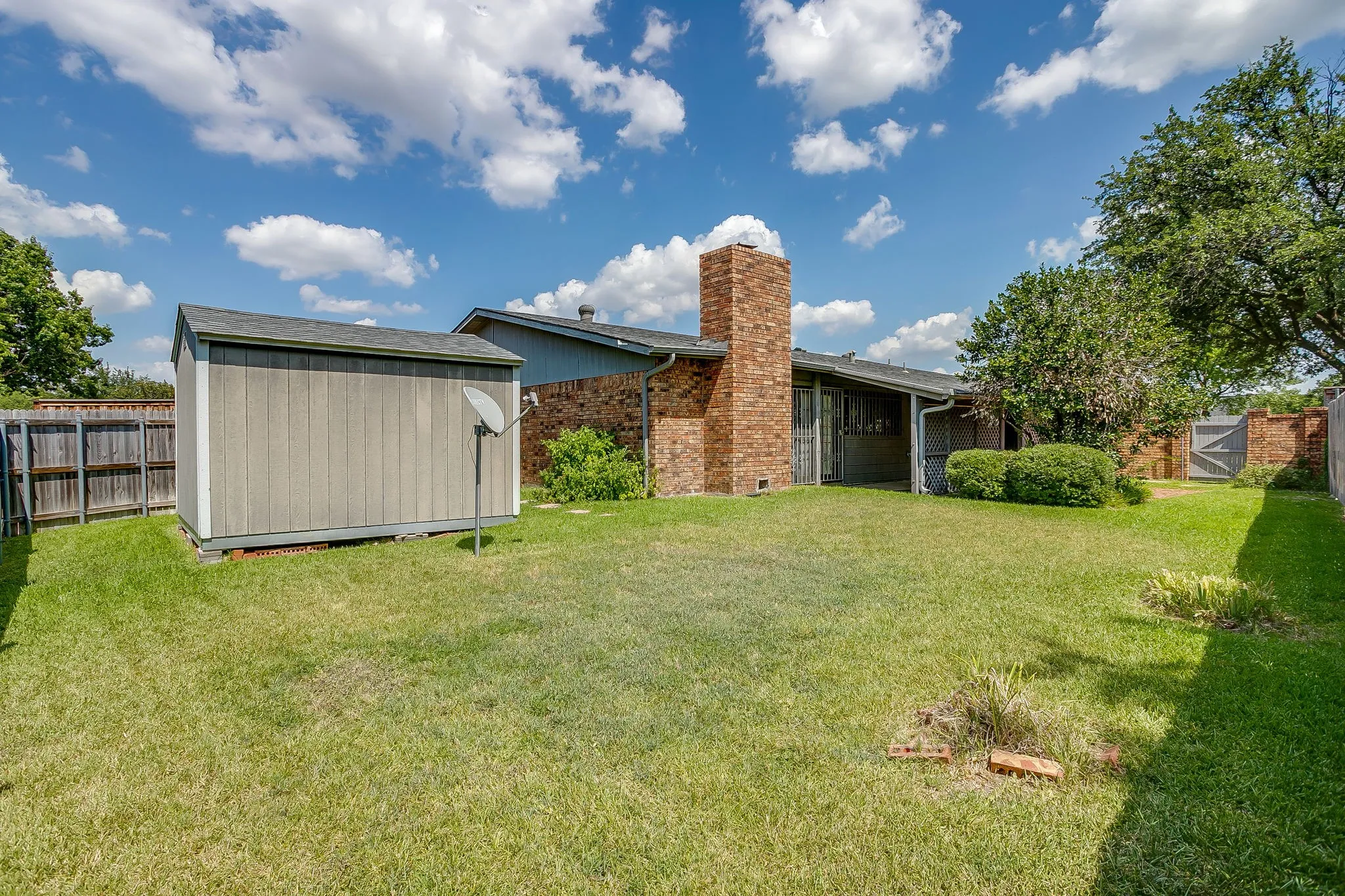Single Family Residence For Sale in Dallas County , 1846 Lewis Trail, Grand Prairie, Texas 75052, 3 Bedroom, 2 Bathroom, 2 Garage spaces, 2,030 Sqft, built in 1979, mls#21345769, Real Estate Agent in Grand Prairie, Homes For Sale in Dallas county, Homes For Sale in Grand Prairie, Realtor in Grand Prairie Texas, Real Estate Brokerage Independent Realty Texas, Luminita Cordes Realtor