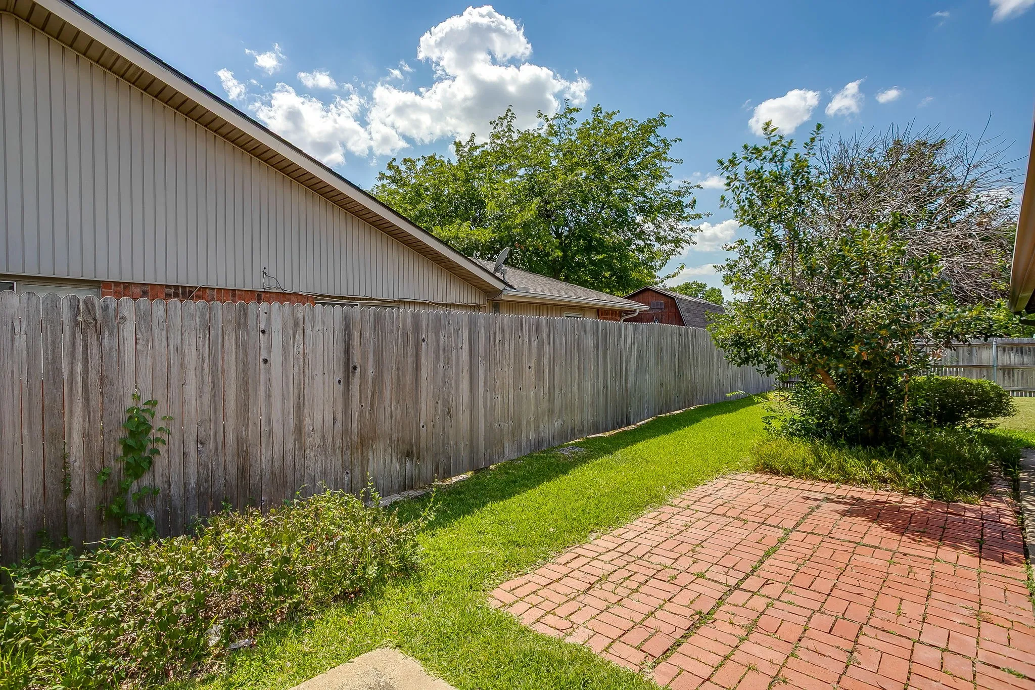 Single Family Residence For Sale in Dallas County , 1846 Lewis Trail, Grand Prairie, Texas 75052, 3 Bedroom, 2 Bathroom, 2 Garage spaces, 2,030 Sqft, built in 1979, mls#21345769, Real Estate Agent in Grand Prairie, Homes For Sale in Dallas county, Homes For Sale in Grand Prairie, Realtor in Grand Prairie Texas, Real Estate Brokerage Independent Realty Texas, Luminita Cordes Realtor