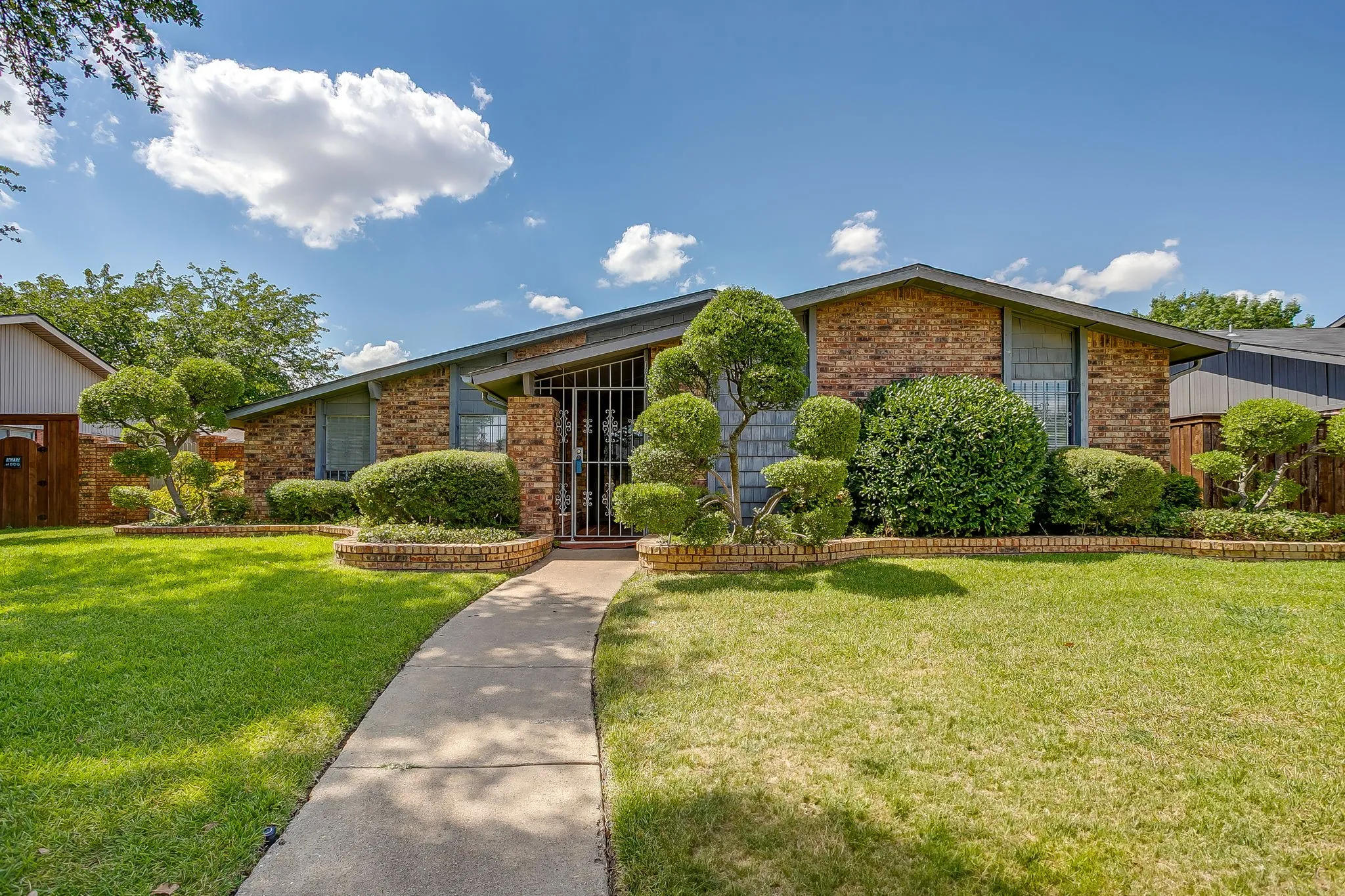 Single Family Residence For Sale in Dallas County , 1846 Lewis Trail, Grand Prairie, Texas 75052, 3 Bedroom, 2 Bathroom, 2 Garage spaces, 2,030 Sqft, built in 1979, mls#21345769, Real Estate Agent in Grand Prairie, Homes For Sale in Dallas county, Homes For Sale in Grand Prairie, Realtor in Grand Prairie Texas, Real Estate Brokerage Independent Realty Texas, Luminita Cordes Realtor