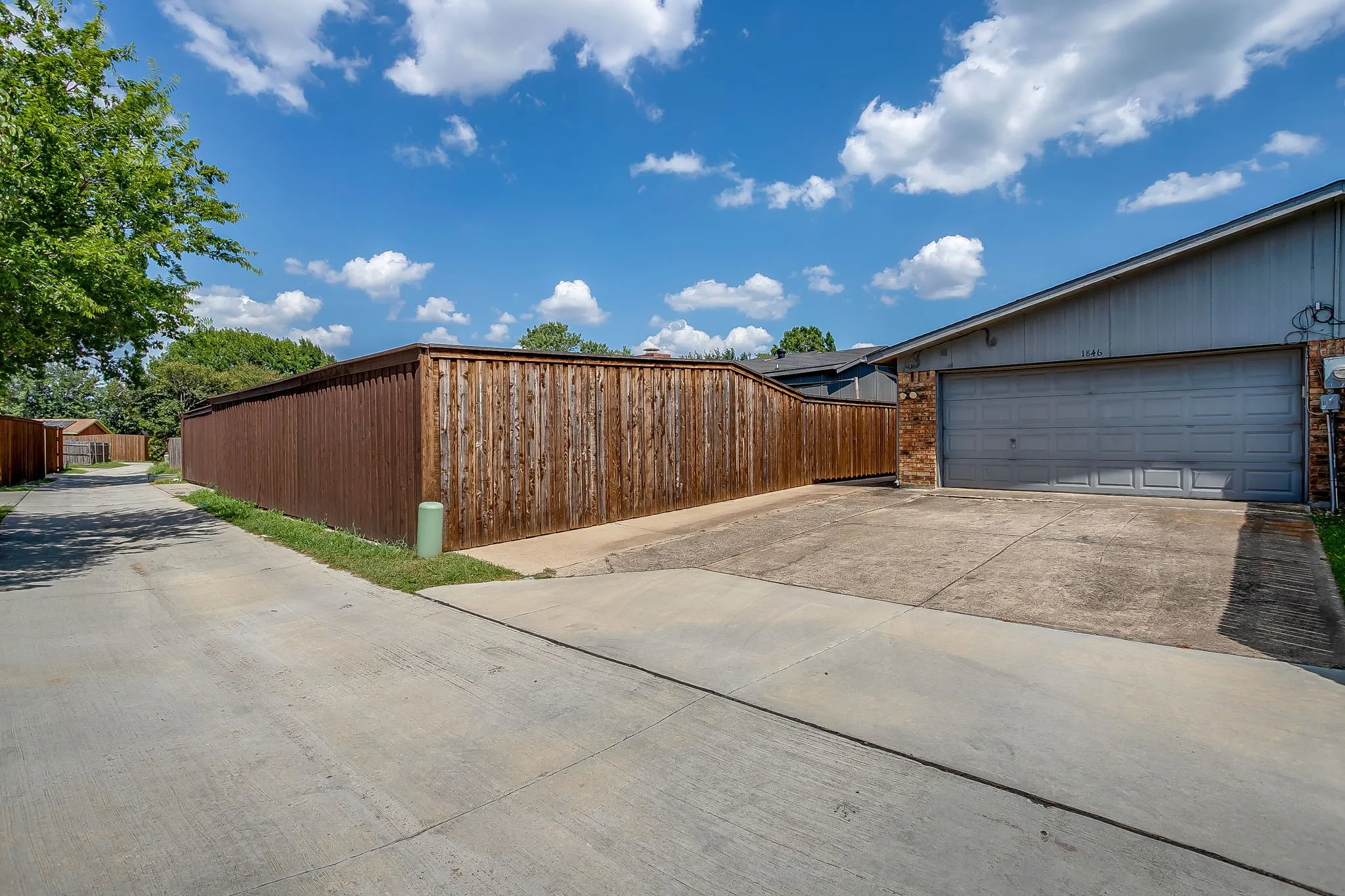 Single Family Residence For Sale in Dallas County , 1846 Lewis Trail, Grand Prairie, Texas 75052, 3 Bedroom, 2 Bathroom, 2 Garage spaces, 2,030 Sqft, built in 1979, mls#21345769, Real Estate Agent in Grand Prairie, Homes For Sale in Dallas county, Homes For Sale in Grand Prairie, Realtor in Grand Prairie Texas, Real Estate Brokerage Independent Realty Texas, Luminita Cordes Realtor