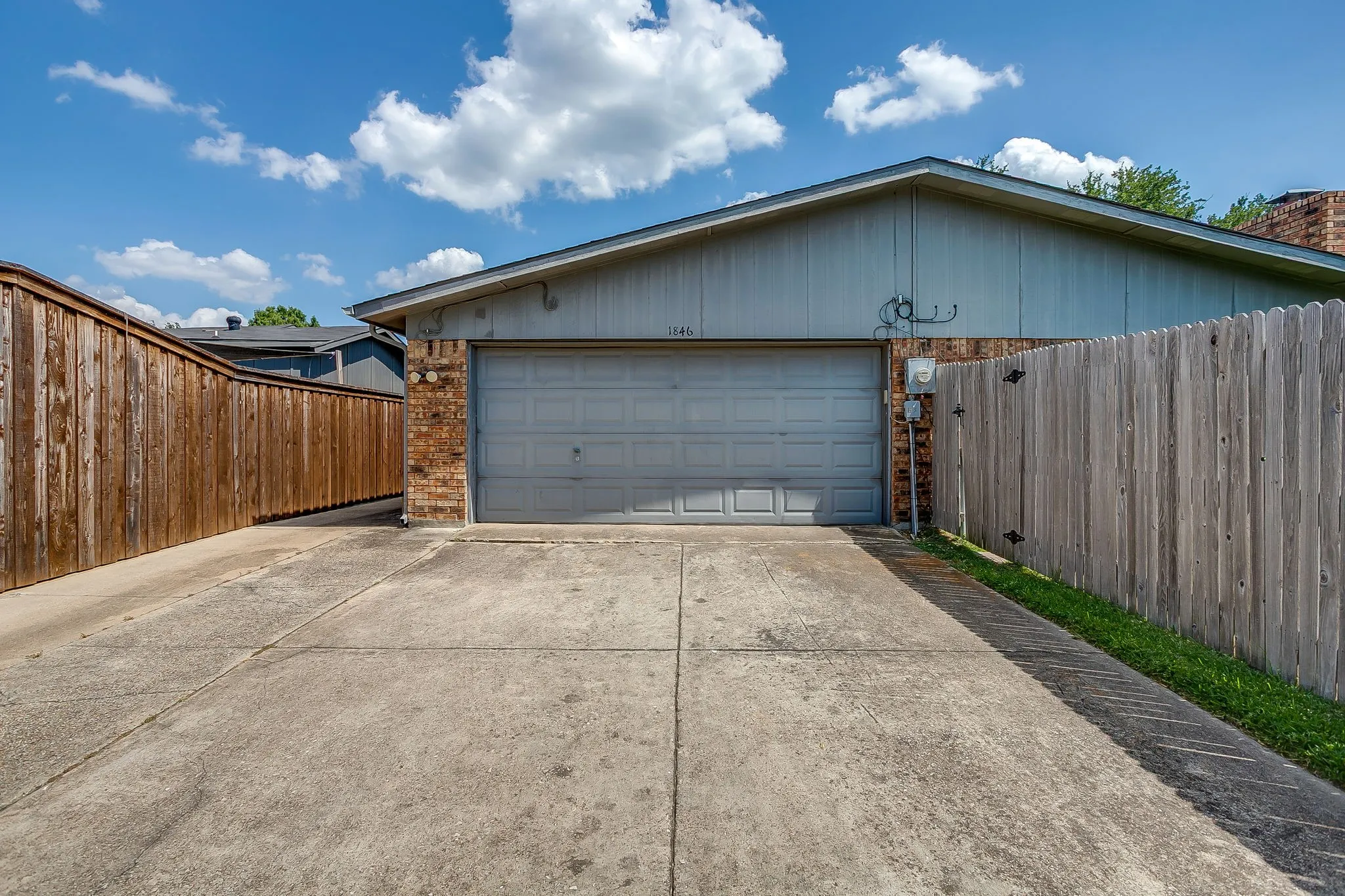 Single Family Residence For Sale in Dallas County , 1846 Lewis Trail, Grand Prairie, Texas 75052, 3 Bedroom, 2 Bathroom, 2 Garage spaces, 2,030 Sqft, built in 1979, mls#21345769, Real Estate Agent in Grand Prairie, Homes For Sale in Dallas county, Homes For Sale in Grand Prairie, Realtor in Grand Prairie Texas, Real Estate Brokerage Independent Realty Texas, Luminita Cordes Realtor
