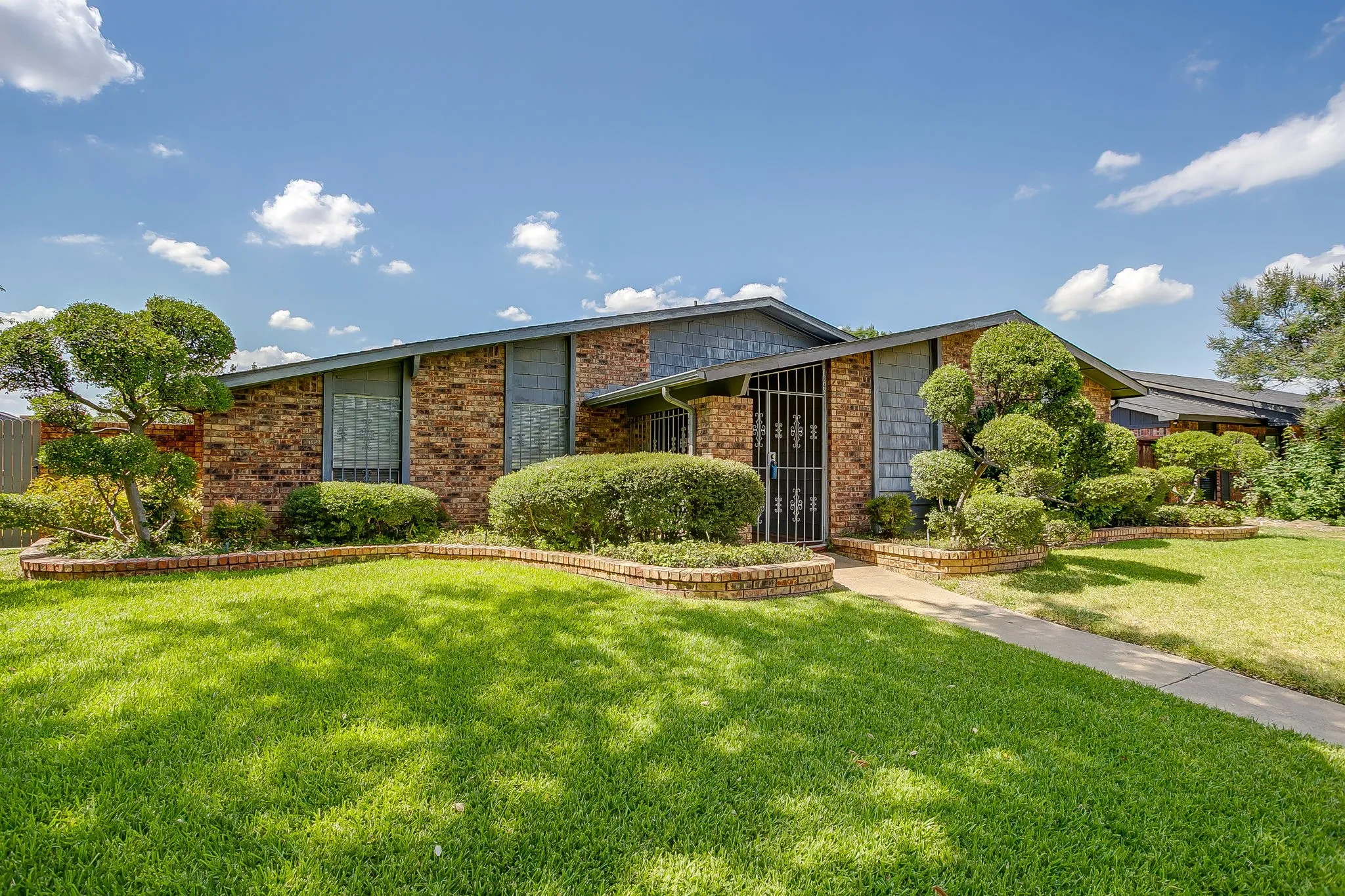Single Family Residence For Sale in Dallas County , 1846 Lewis Trail, Grand Prairie, Texas 75052, 3 Bedroom, 2 Bathroom, 2 Garage spaces, 2,030 Sqft, built in 1979, mls#21345769, Real Estate Agent in Grand Prairie, Homes For Sale in Dallas county, Homes For Sale in Grand Prairie, Realtor in Grand Prairie Texas, Real Estate Brokerage Independent Realty Texas, Luminita Cordes Realtor