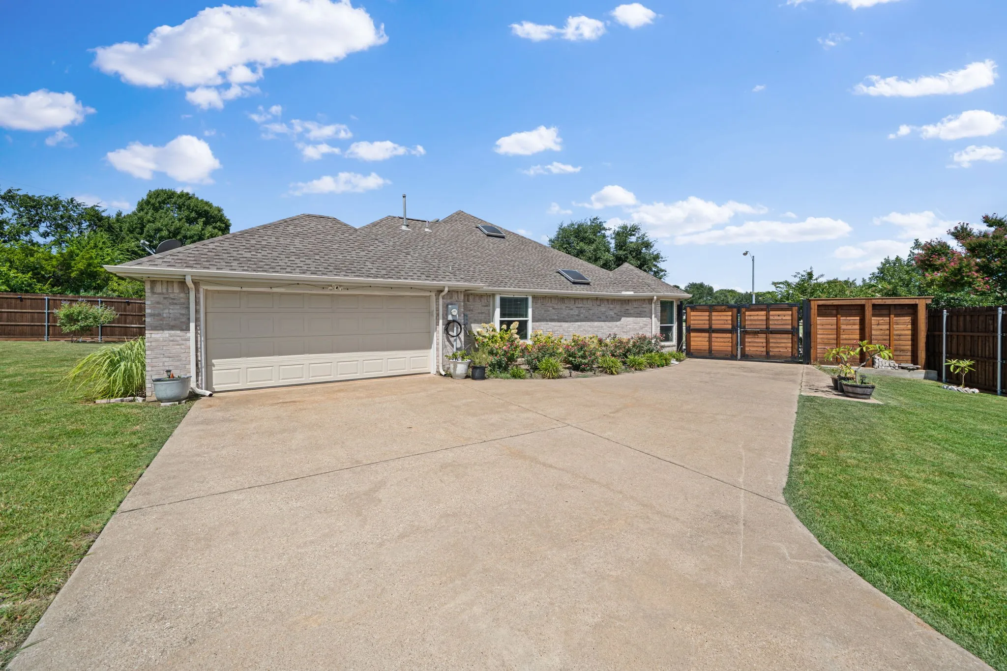 Single Family Residence For Rent in Dallas County , 6402 Bluebonnet Drive, Rowlett, Texas 75089, 3 Bedroom, 3 Bathroom, 2 Garage spaces, 2,181 Sqft, built in 2001, mls#21346728, Real Estate Agent in Rowlett, Homes For Rent in Dallas county, Homes For Rent in Rowlett, Realtor in Rowlett Texas, Real Estate Brokerage Independent Realty Texas, Luminita Cordes Realtor