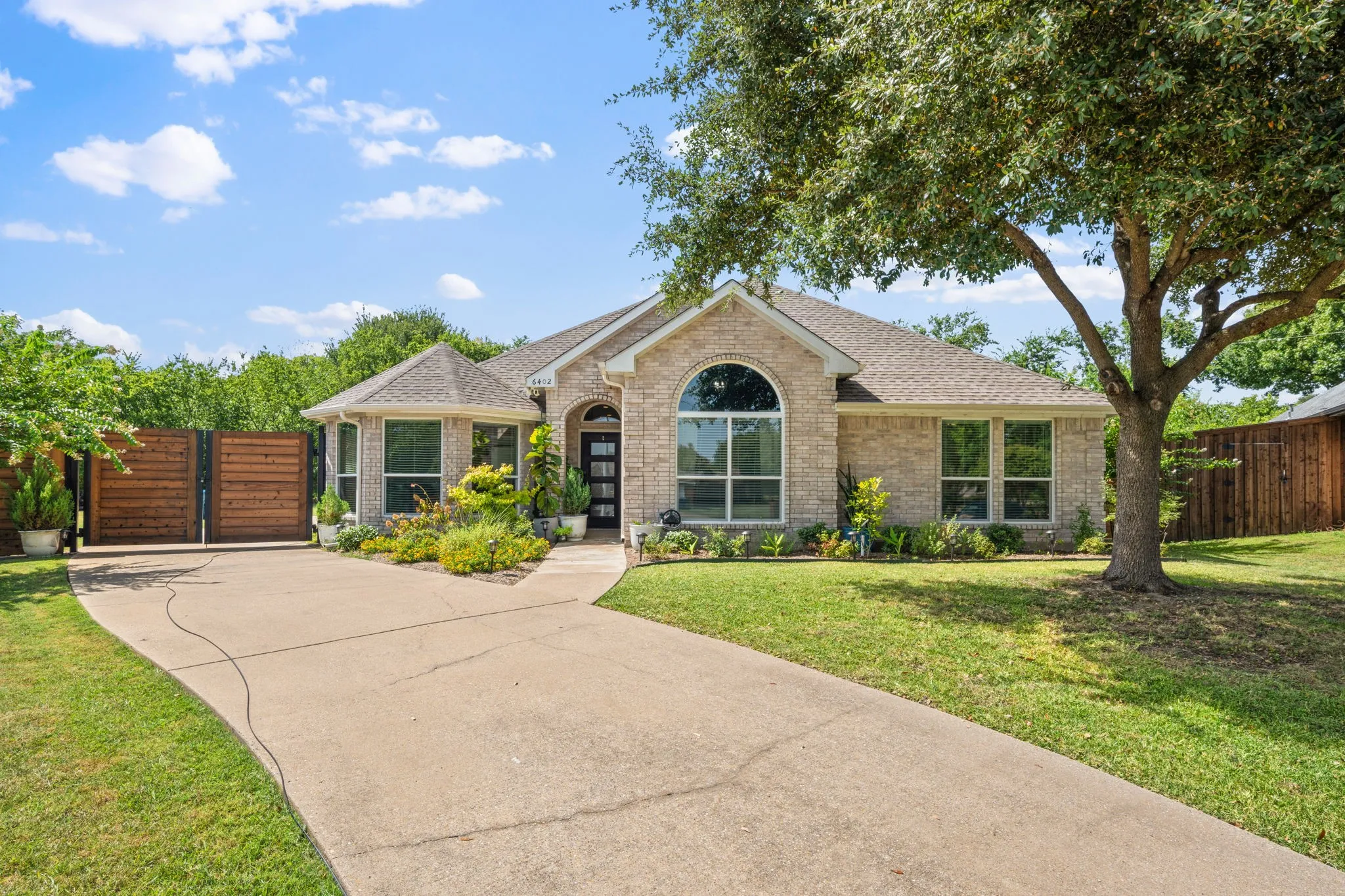 Single Family Residence For Rent in Dallas County , 6402 Bluebonnet Drive, Rowlett, Texas 75089, 3 Bedroom, 3 Bathroom, 2 Garage spaces, 2,181 Sqft, built in 2001, mls#21346728, Real Estate Agent in Rowlett, Homes For Rent in Dallas county, Homes For Rent in Rowlett, Realtor in Rowlett Texas, Real Estate Brokerage Independent Realty Texas, Luminita Cordes Realtor