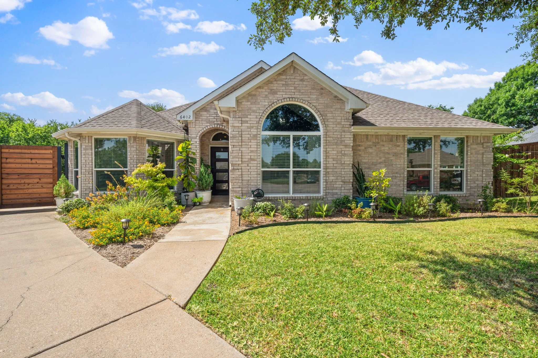 Single Family Residence For Rent in Dallas County , 6402 Bluebonnet Drive, Rowlett, Texas 75089, 3 Bedroom, 3 Bathroom, 2 Garage spaces, 2,181 Sqft, built in 2001, mls#21346728, Real Estate Agent in Rowlett, Homes For Rent in Dallas county, Homes For Rent in Rowlett, Realtor in Rowlett Texas, Real Estate Brokerage Independent Realty Texas, Luminita Cordes Realtor
