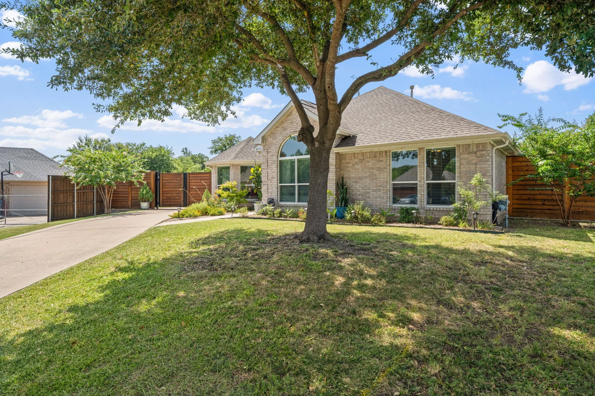 Single Family Residence For Rent in Dallas County , 6402 Bluebonnet Drive, Rowlett, Texas 75089, 3 Bedroom, 3 Bathroom, 2 Garage spaces, 2,181 Sqft, built in 2001, mls#21346728, Real Estate Agent in Rowlett, Homes For Rent in Dallas county, Homes For Rent in Rowlett, Realtor in Rowlett Texas, Real Estate Brokerage Independent Realty Texas, Luminita Cordes Realtor