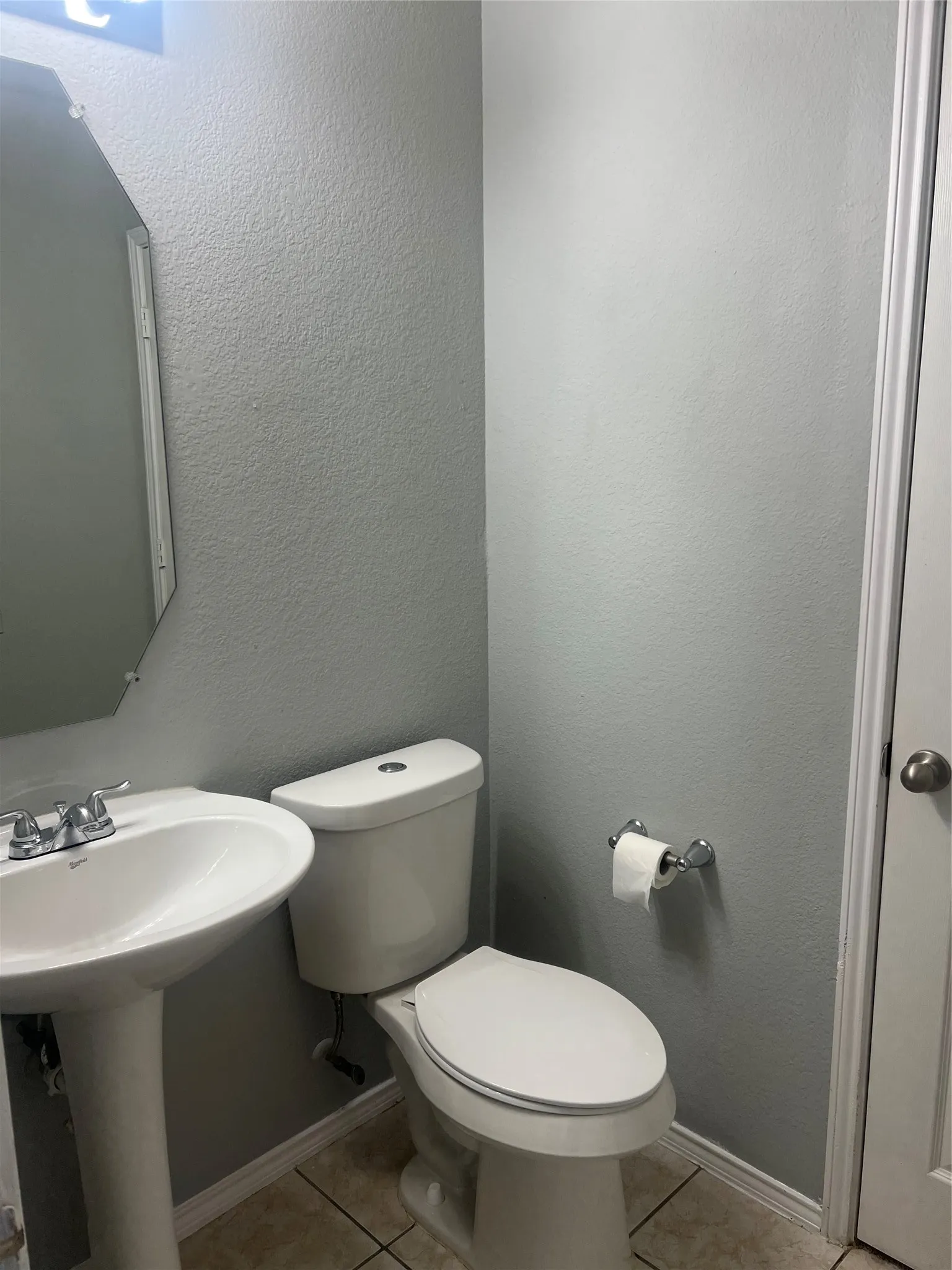 1/2 bath downstairs