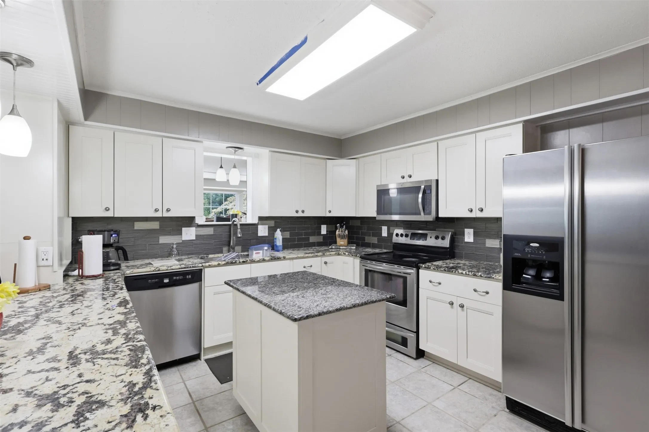 Single Family Residence For Sale in Henderson County , 1913 Austin Aisle, Tool, Texas 75143, 3 Bedroom, 3 Bathroom, Garage spaces, 1,932 Sqft, built in 1971, mls#21344340, Real Estate Agent in Tool, Homes For Sale in Henderson county, Homes For Sale in Tool, Realtor in Tool Texas, Real Estate Brokerage Independent Realty Texas, Luminita Cordes Realtor