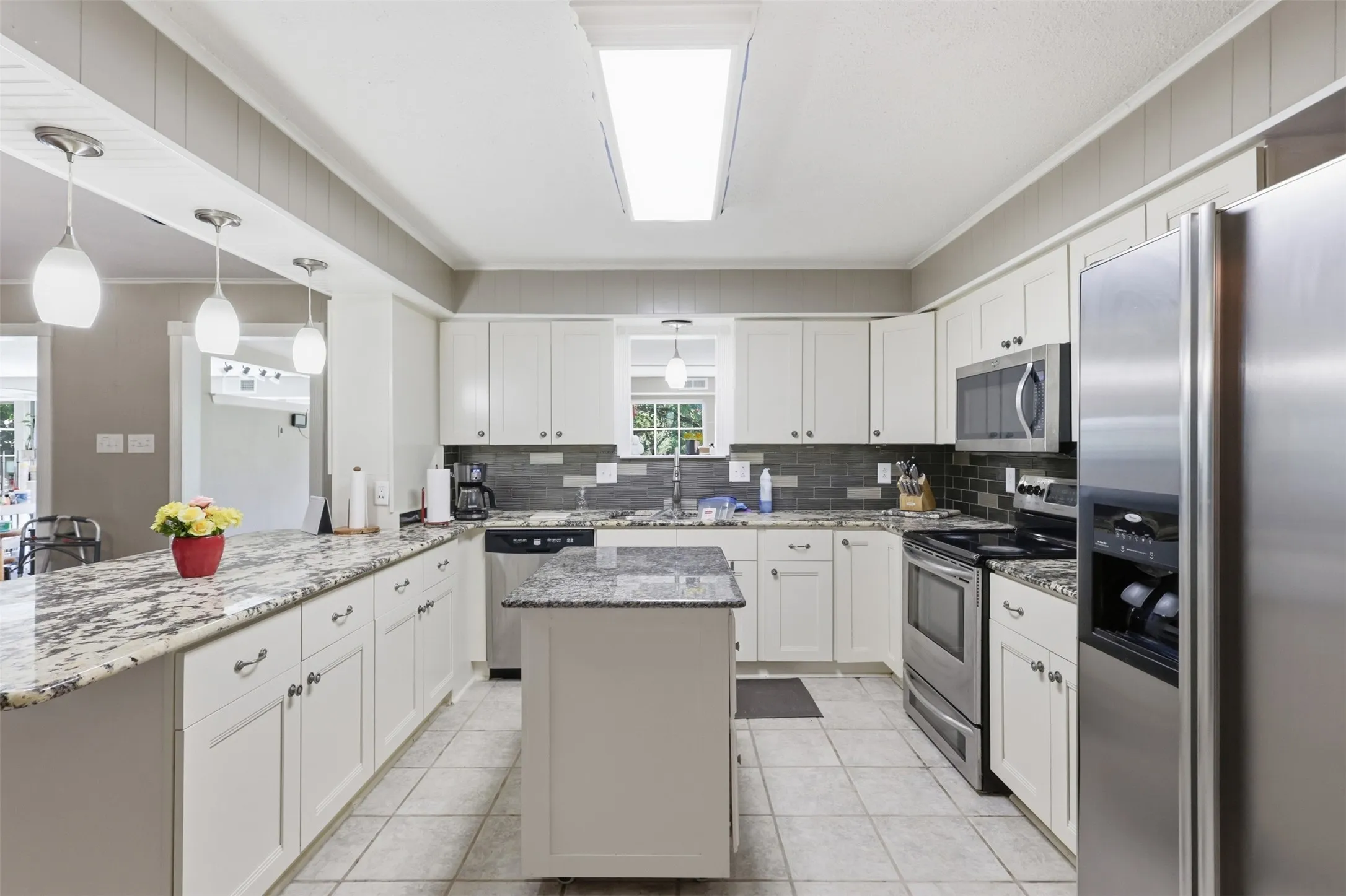 Single Family Residence For Sale in Henderson County , 1913 Austin Aisle, Tool, Texas 75143, 3 Bedroom, 3 Bathroom, Garage spaces, 1,932 Sqft, built in 1971, mls#21344340, Real Estate Agent in Tool, Homes For Sale in Henderson county, Homes For Sale in Tool, Realtor in Tool Texas, Real Estate Brokerage Independent Realty Texas, Luminita Cordes Realtor