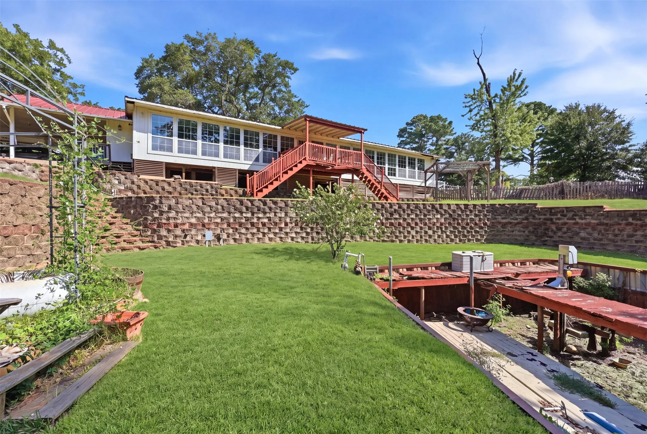 Single Family Residence For Sale in Henderson County , 1913 Austin Aisle, Tool, Texas 75143, 3 Bedroom, 3 Bathroom, Garage spaces, 1,932 Sqft, built in 1971, mls#21344340, Real Estate Agent in Tool, Homes For Sale in Henderson county, Homes For Sale in Tool, Realtor in Tool Texas, Real Estate Brokerage Independent Realty Texas, Luminita Cordes Realtor