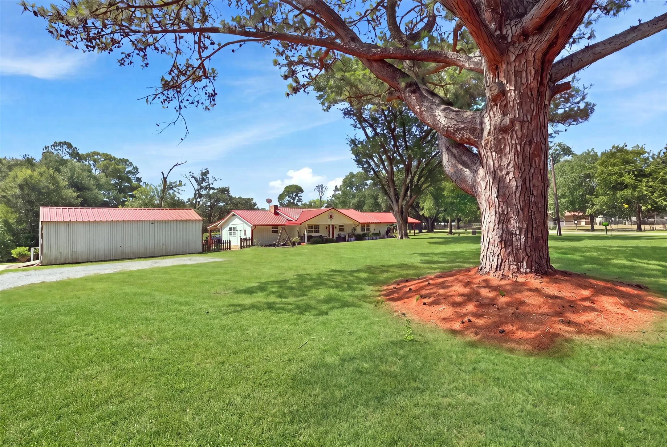 Single Family Residence For Sale in Henderson County , 1913 Austin Aisle, Tool, Texas 75143, 3 Bedroom, 3 Bathroom, Garage spaces, 1,932 Sqft, built in 1971, mls#21344340, Real Estate Agent in Tool, Homes For Sale in Henderson county, Homes For Sale in Tool, Realtor in Tool Texas, Real Estate Brokerage Independent Realty Texas, Luminita Cordes Realtor