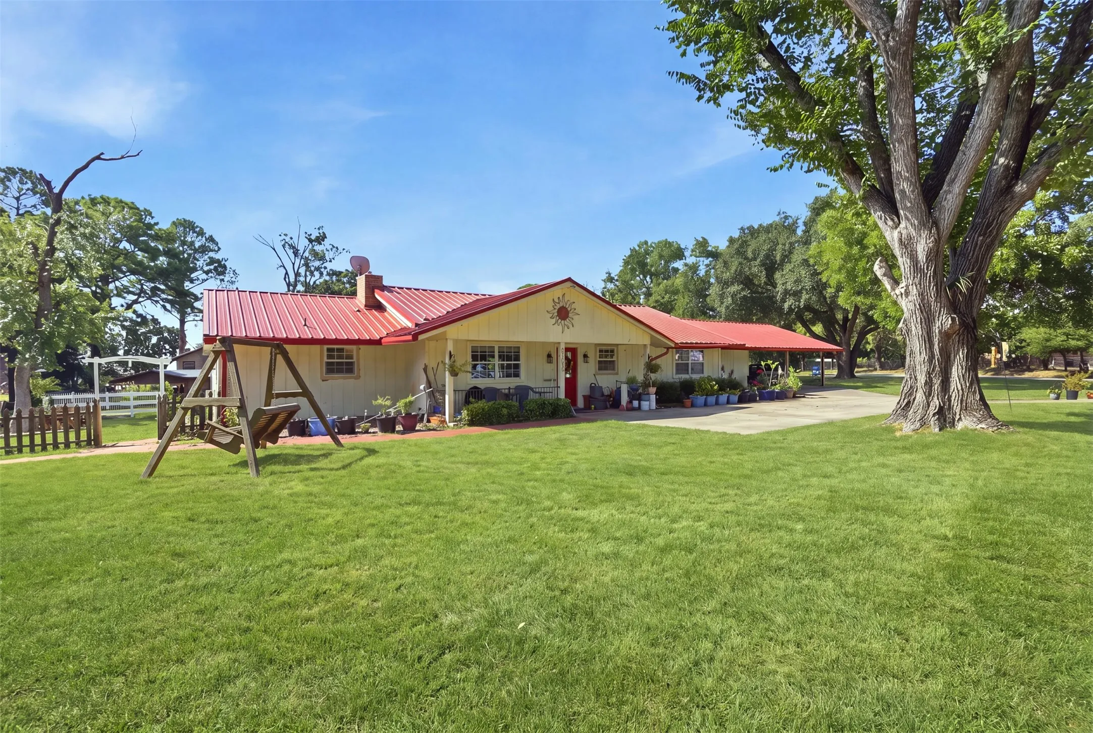 Single Family Residence For Sale in Henderson County , 1913 Austin Aisle, Tool, Texas 75143, 3 Bedroom, 3 Bathroom, Garage spaces, 1,932 Sqft, built in 1971, mls#21344340, Real Estate Agent in Tool, Homes For Sale in Henderson county, Homes For Sale in Tool, Realtor in Tool Texas, Real Estate Brokerage Independent Realty Texas, Luminita Cordes Realtor