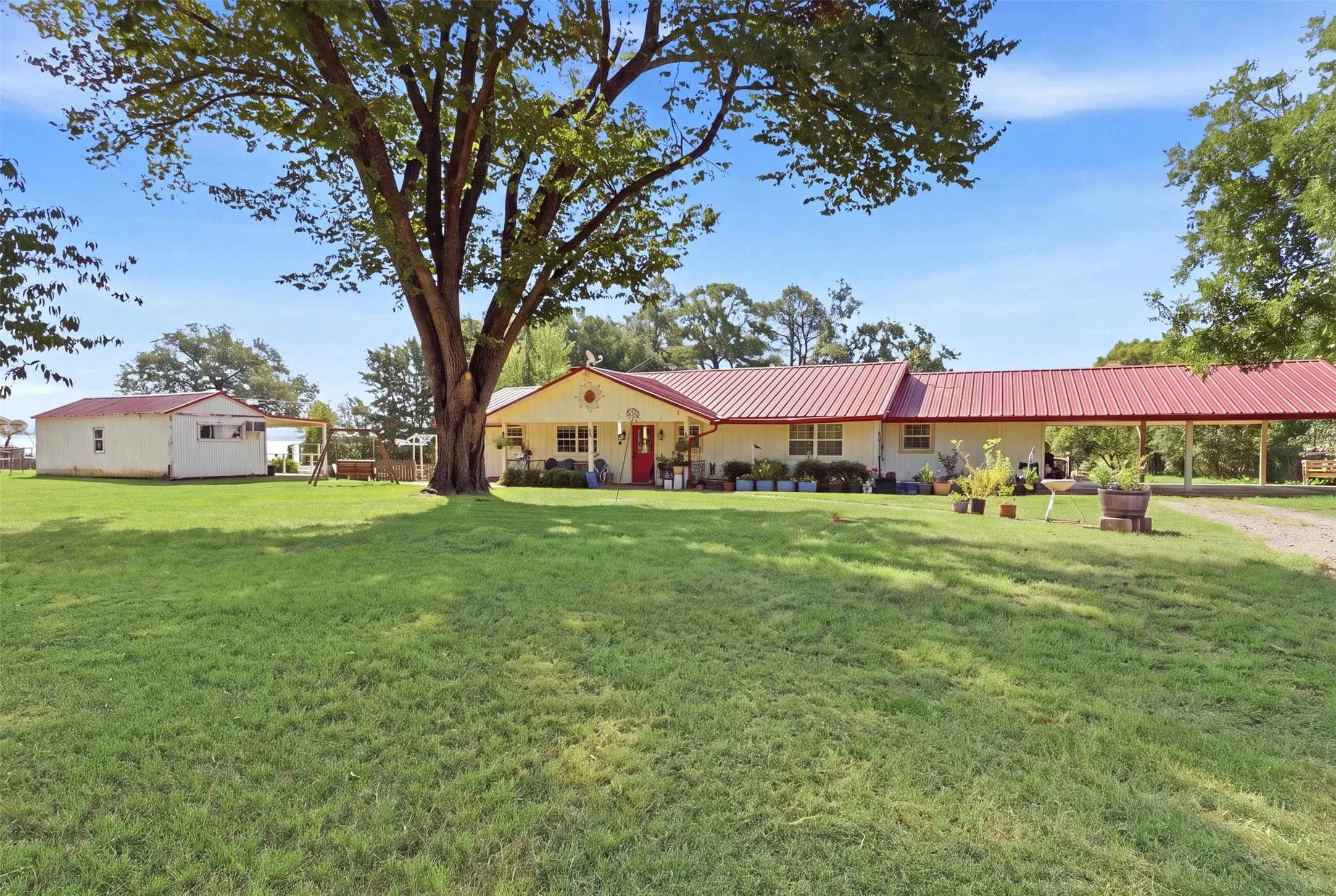 Single Family Residence For Sale in Henderson County , 1913 Austin Aisle, Tool, Texas 75143, 3 Bedroom, 3 Bathroom, Garage spaces, 1,932 Sqft, built in 1971, mls#21344340, Real Estate Agent in Tool, Homes For Sale in Henderson county, Homes For Sale in Tool, Realtor in Tool Texas, Real Estate Brokerage Independent Realty Texas, Luminita Cordes Realtor