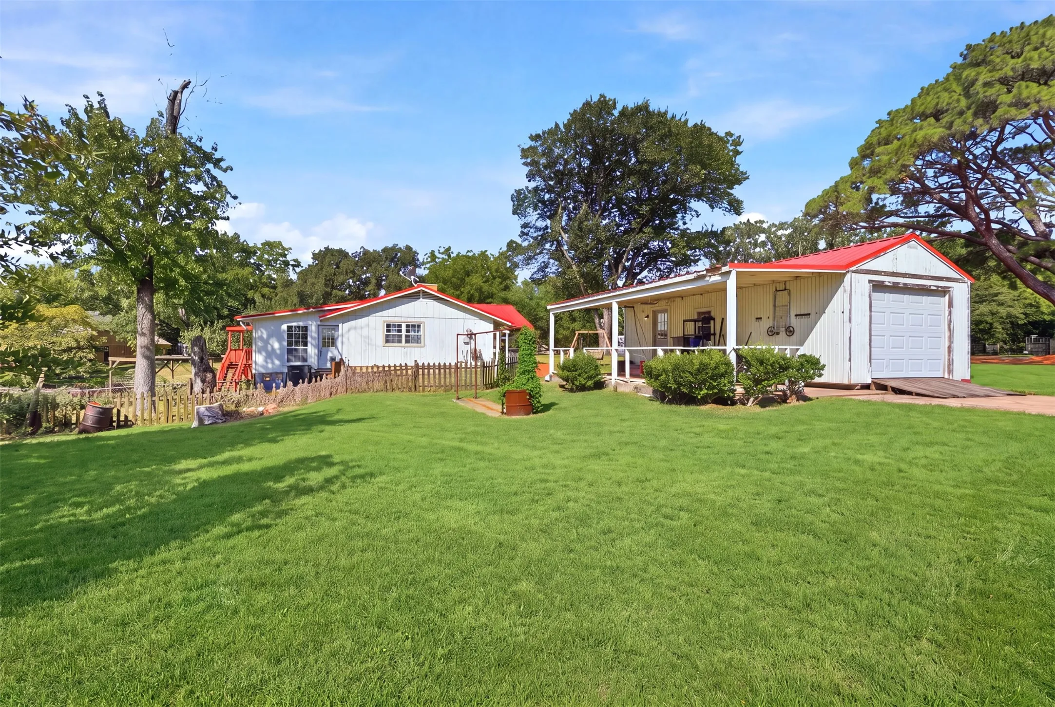 Single Family Residence For Sale in Henderson County , 1913 Austin Aisle, Tool, Texas 75143, 3 Bedroom, 3 Bathroom, Garage spaces, 1,932 Sqft, built in 1971, mls#21344340, Real Estate Agent in Tool, Homes For Sale in Henderson county, Homes For Sale in Tool, Realtor in Tool Texas, Real Estate Brokerage Independent Realty Texas, Luminita Cordes Realtor