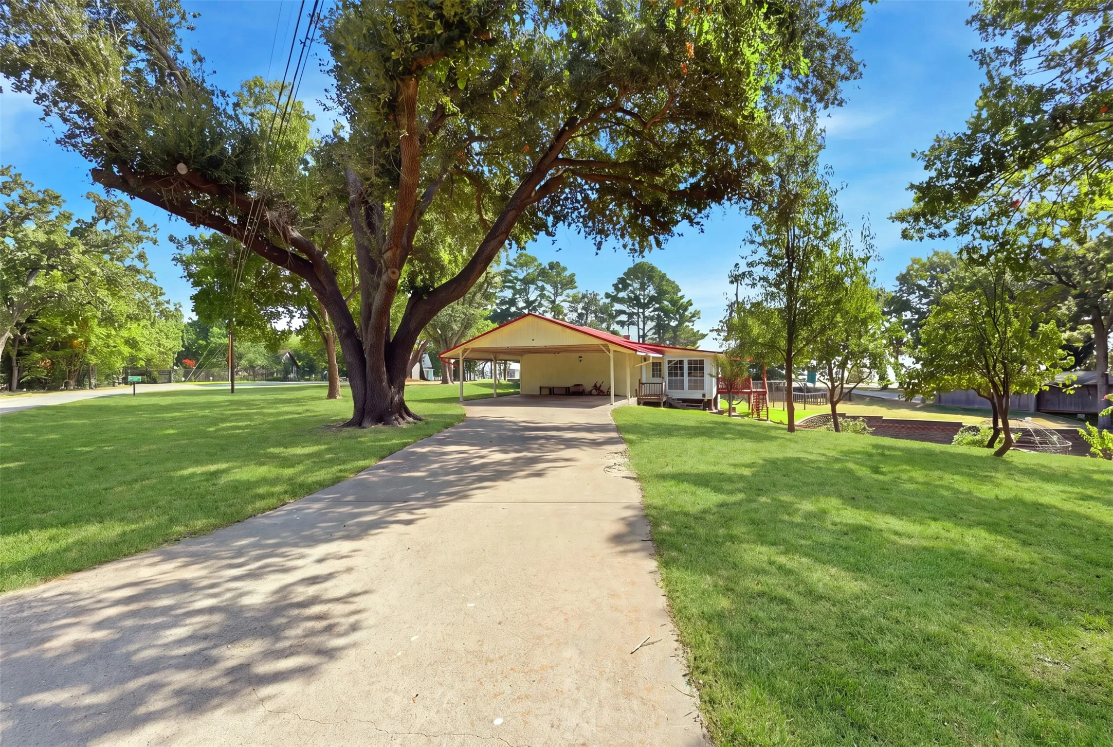 Single Family Residence For Sale in Henderson County , 1913 Austin Aisle, Tool, Texas 75143, 3 Bedroom, 3 Bathroom, Garage spaces, 1,932 Sqft, built in 1971, mls#21344340, Real Estate Agent in Tool, Homes For Sale in Henderson county, Homes For Sale in Tool, Realtor in Tool Texas, Real Estate Brokerage Independent Realty Texas, Luminita Cordes Realtor
