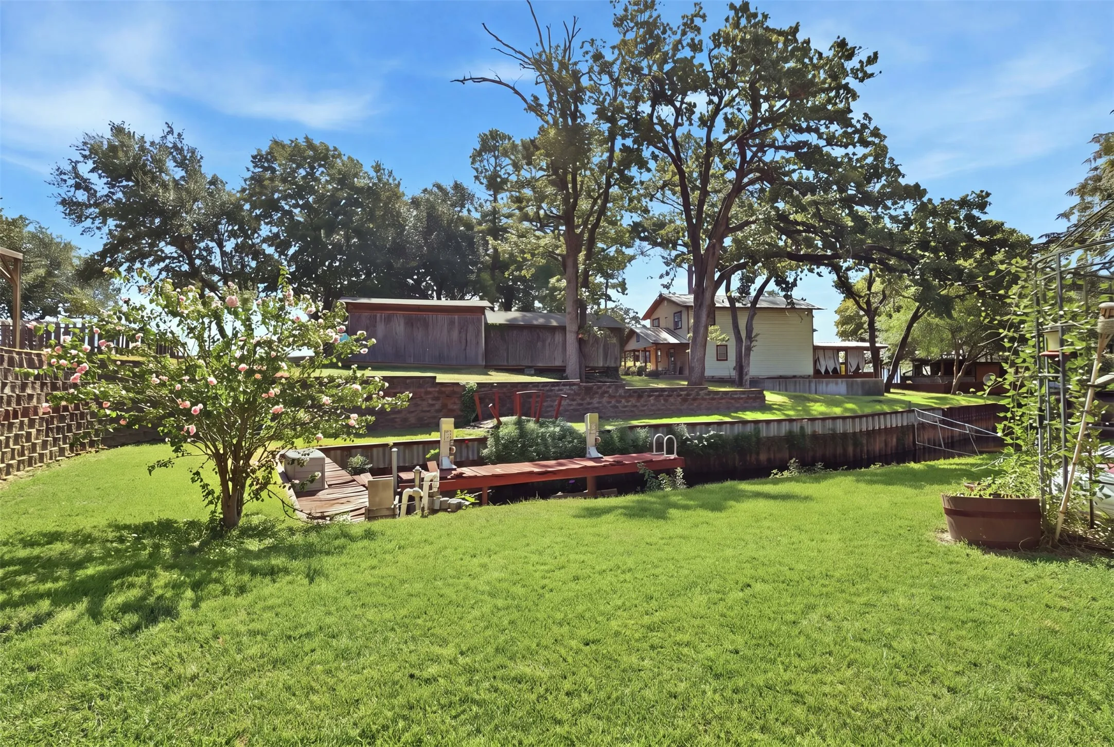 Single Family Residence For Sale in Henderson County , 1913 Austin Aisle, Tool, Texas 75143, 3 Bedroom, 3 Bathroom, Garage spaces, 1,932 Sqft, built in 1971, mls#21344340, Real Estate Agent in Tool, Homes For Sale in Henderson county, Homes For Sale in Tool, Realtor in Tool Texas, Real Estate Brokerage Independent Realty Texas, Luminita Cordes Realtor