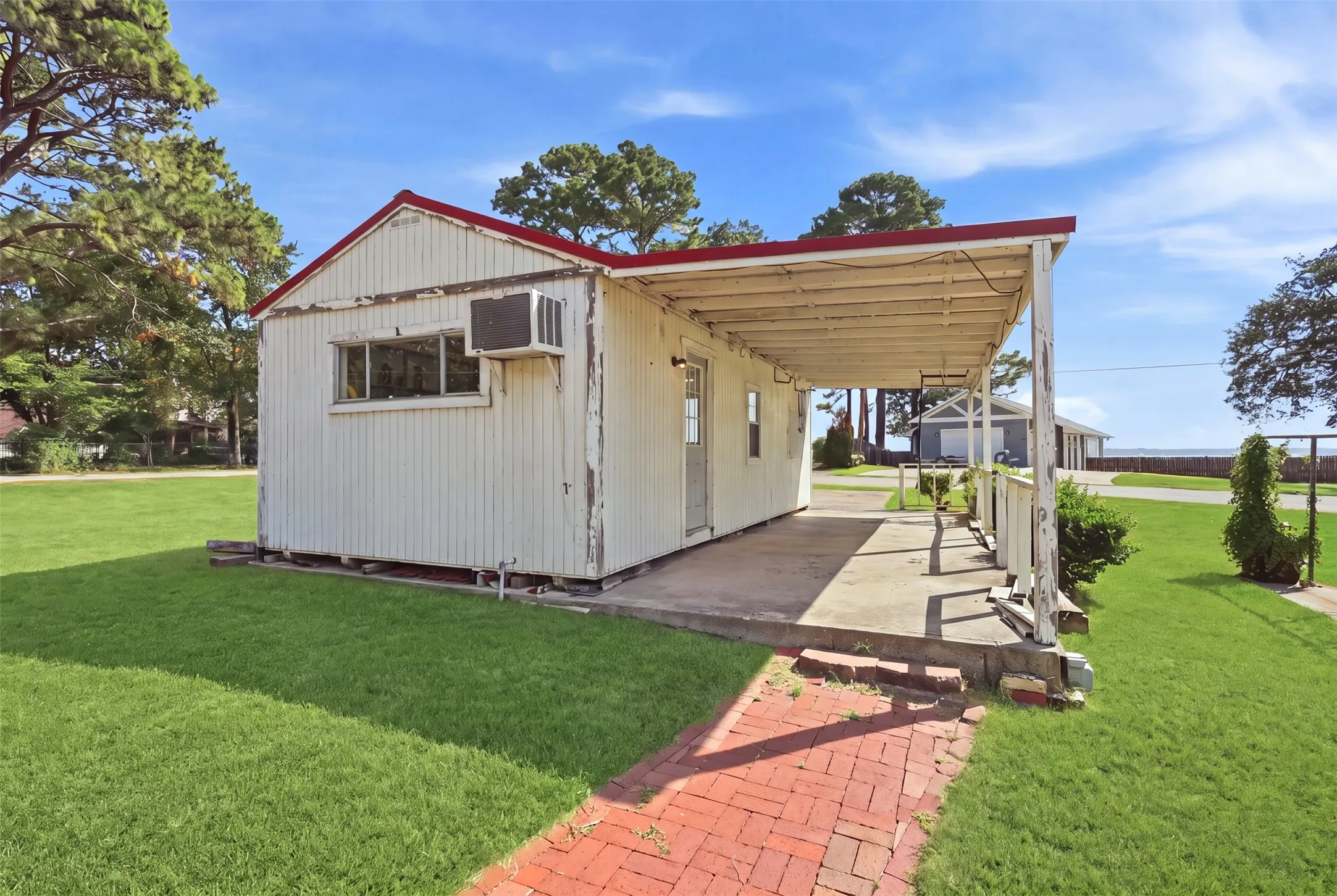 Single Family Residence For Sale in Henderson County , 1913 Austin Aisle, Tool, Texas 75143, 3 Bedroom, 3 Bathroom, Garage spaces, 1,932 Sqft, built in 1971, mls#21344340, Real Estate Agent in Tool, Homes For Sale in Henderson county, Homes For Sale in Tool, Realtor in Tool Texas, Real Estate Brokerage Independent Realty Texas, Luminita Cordes Realtor