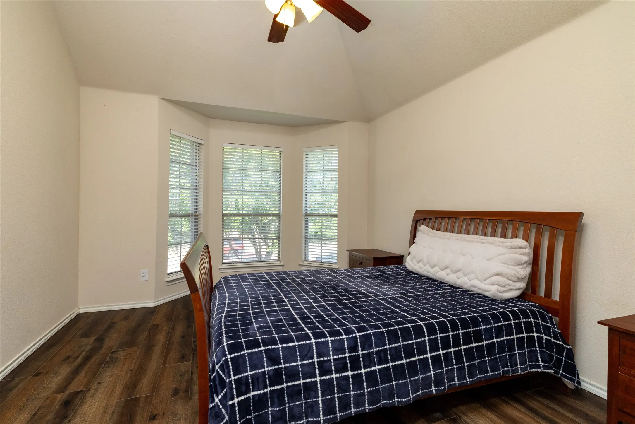 Single Family Residence For Sale in Tarrant County , 45 Beechcreek Drive, Edgecliff Village, Texas 76134, 4 Bedroom, 4 Bathroom, 3 Garage spaces, 2,977 Sqft, built in 2008, mls#21346461, Real Estate Agent in Edgecliff Village, Homes For Sale in Tarrant county, Homes For Sale in Edgecliff Village, Realtor in Edgecliff Village Texas, Real Estate Brokerage Independent Realty Texas, Luminita Cordes Realtor