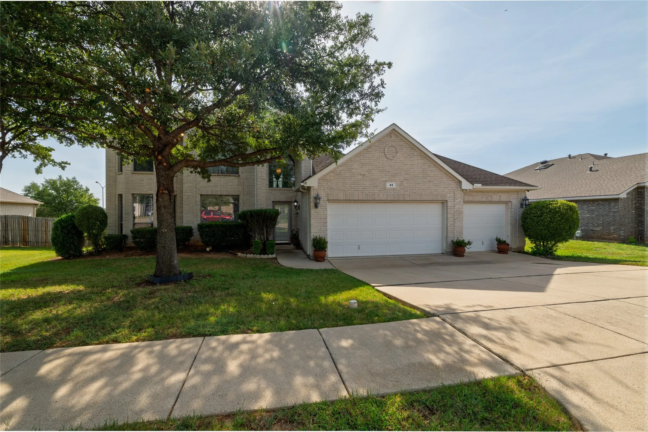 Single Family Residence For Sale in Tarrant County , 45 Beechcreek Drive, Edgecliff Village, Texas 76134, 4 Bedroom, 4 Bathroom, 3 Garage spaces, 2,977 Sqft, built in 2008, mls#21346461, Real Estate Agent in Edgecliff Village, Homes For Sale in Tarrant county, Homes For Sale in Edgecliff Village, Realtor in Edgecliff Village Texas, Real Estate Brokerage Independent Realty Texas, Luminita Cordes Realtor