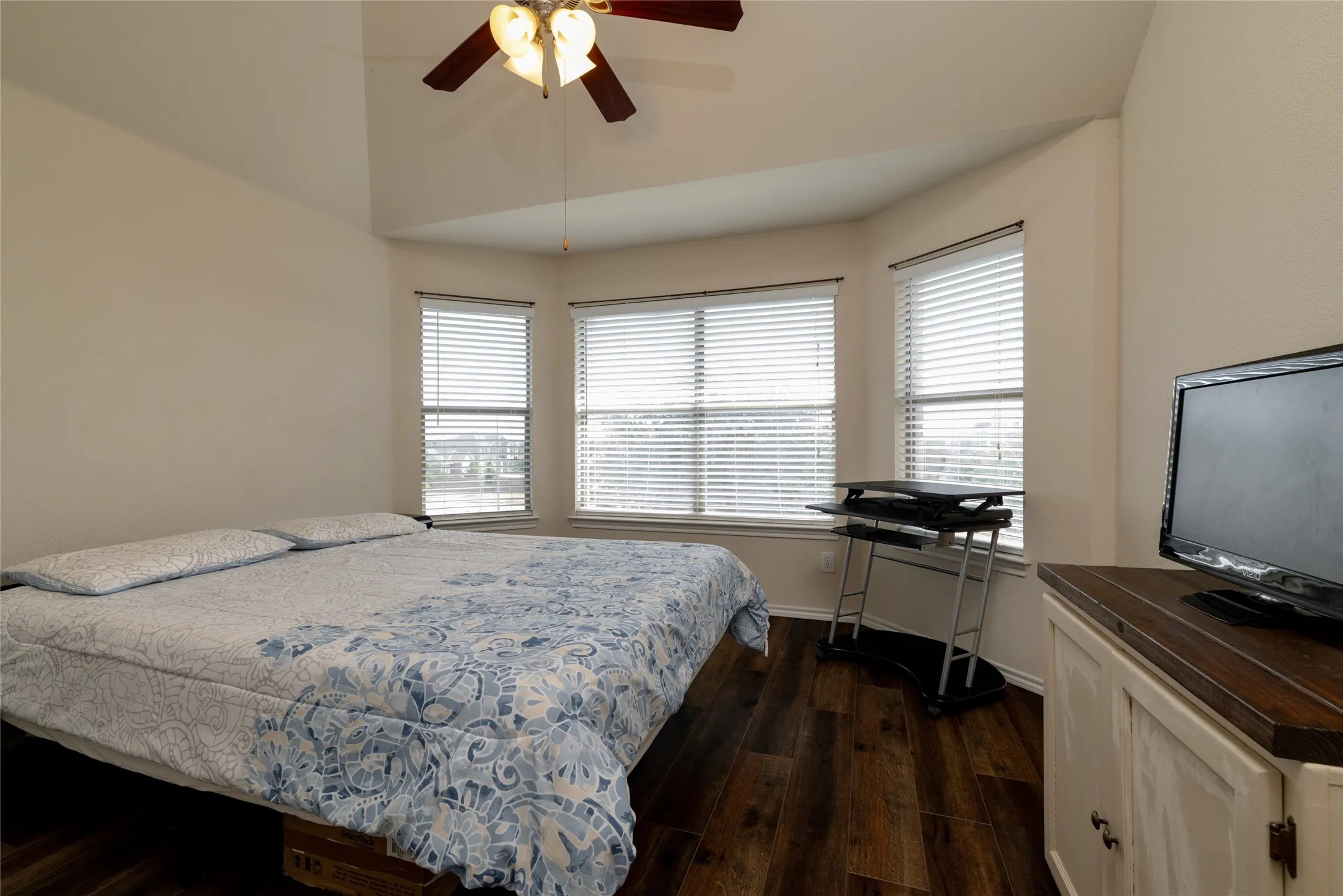 Single Family Residence For Sale in Tarrant County , 45 Beechcreek Drive, Edgecliff Village, Texas 76134, 4 Bedroom, 4 Bathroom, 3 Garage spaces, 2,977 Sqft, built in 2008, mls#21346461, Real Estate Agent in Edgecliff Village, Homes For Sale in Tarrant county, Homes For Sale in Edgecliff Village, Realtor in Edgecliff Village Texas, Real Estate Brokerage Independent Realty Texas, Luminita Cordes Realtor